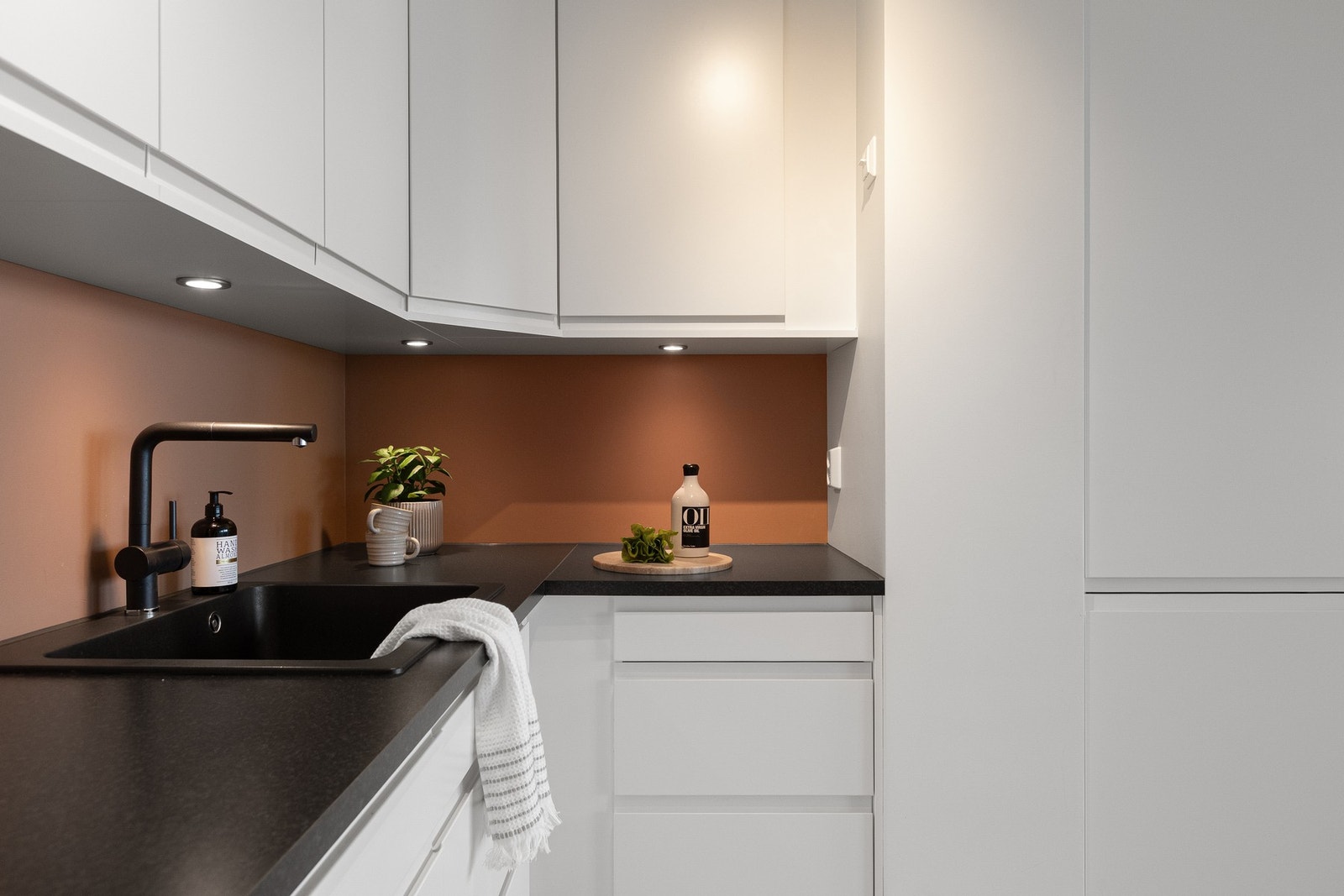 God skap- og benkeplass gjør kjøkkenet velegnet for både hverdag og selskap. Galleribilde