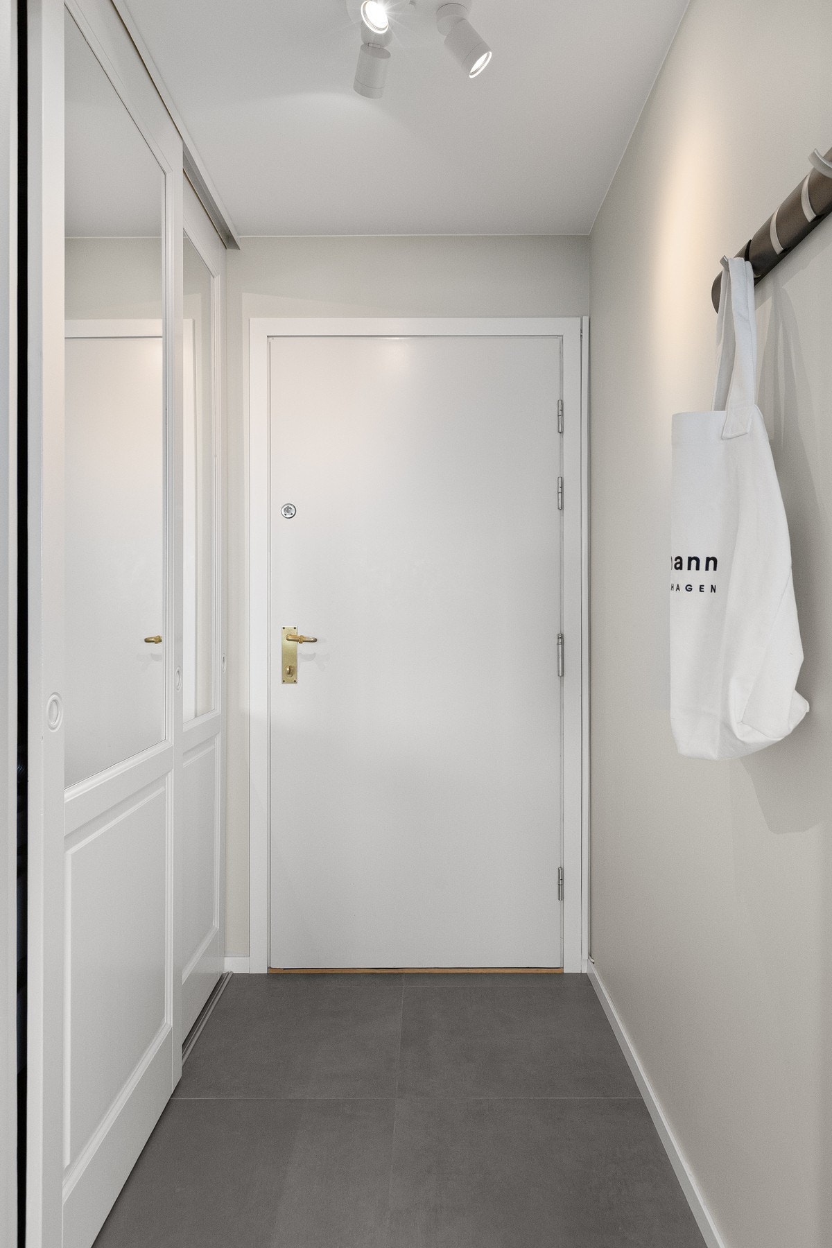 Leiligheten ønsker deg velkommen via en romslig entré med flislagt gulv og behagelige varmekabler. Galleribilde