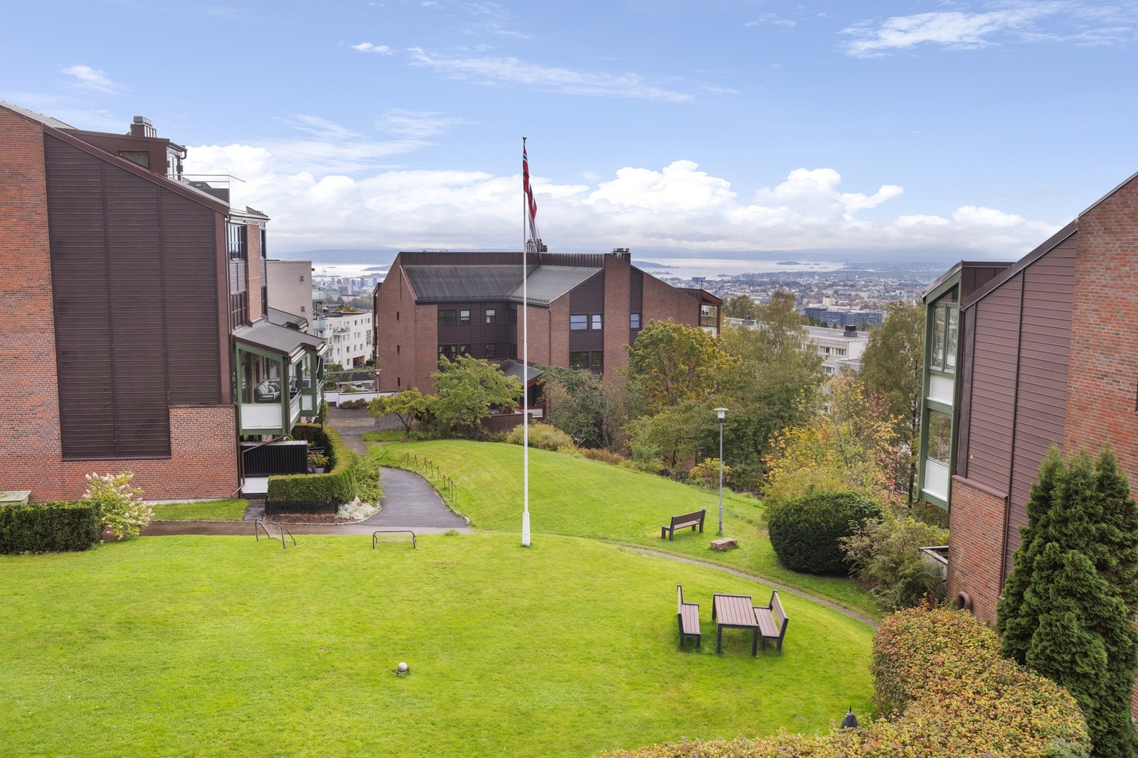 Det er bålpanne og benker i hagen for bruk for alle beboere. Galleribilde