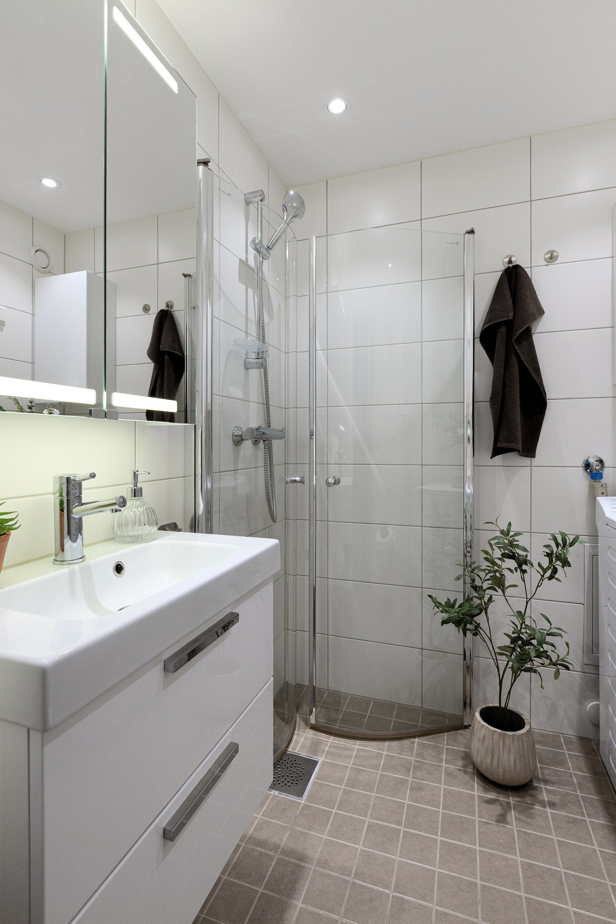 Det er opplegg for vaskemaskin som gir et moderne og praktisk bad. Galleribilde