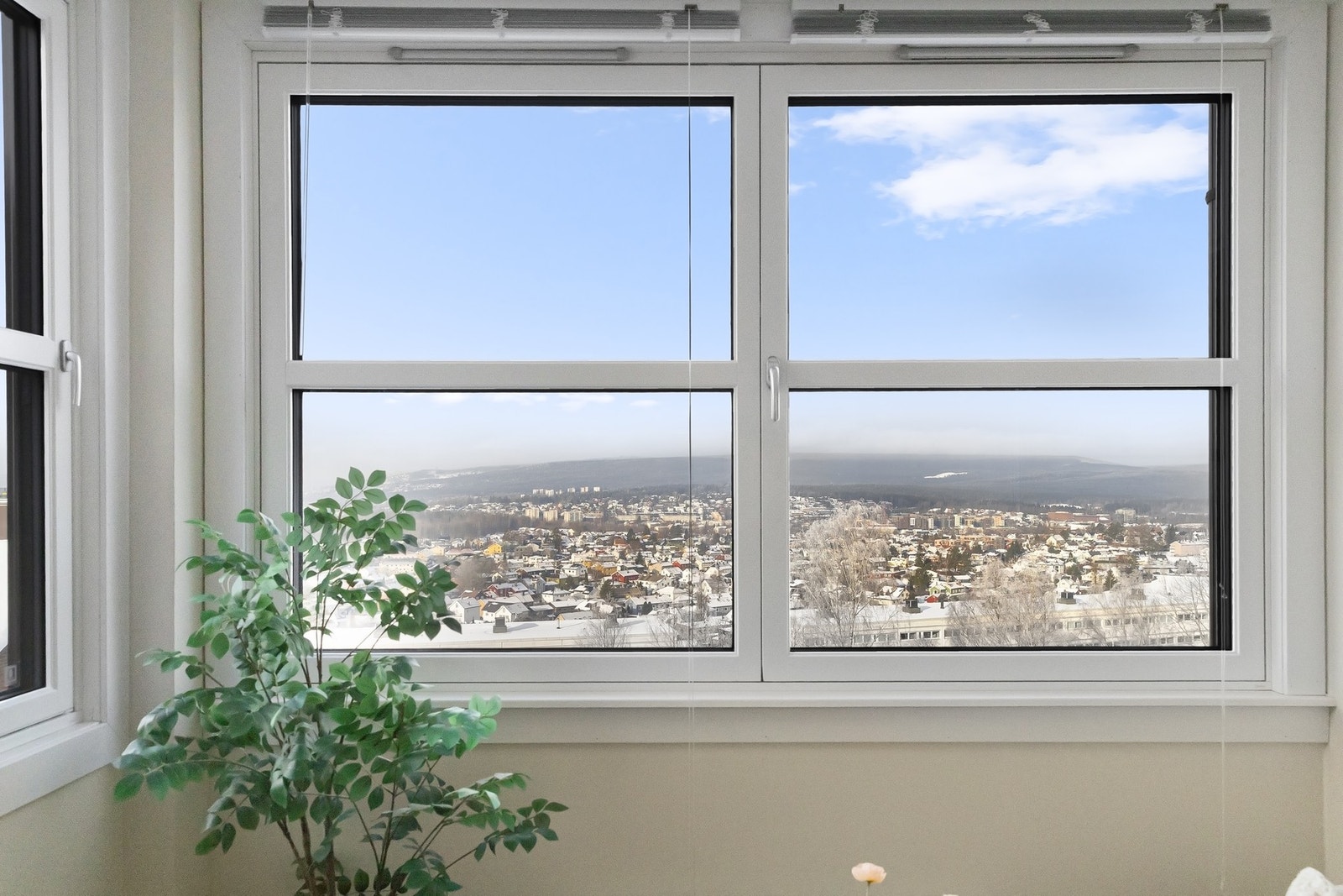 Fra vinterhagen er det utsikt mot Holmenkollen og Oslofjorden. Galleribilde