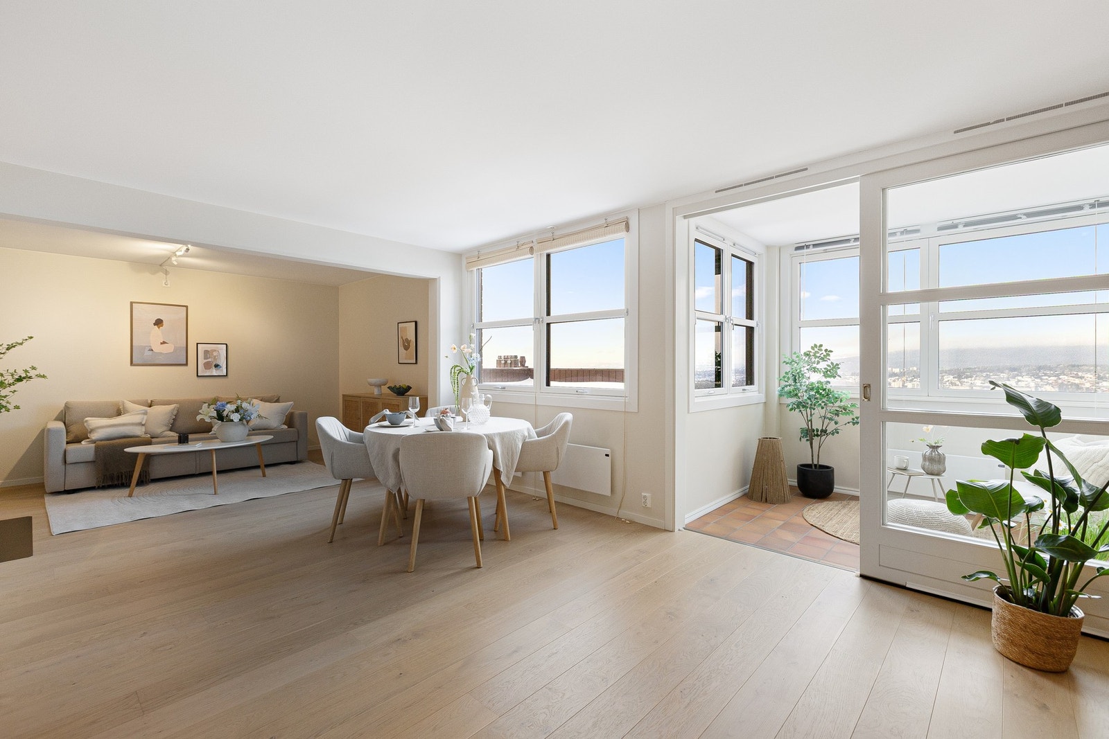 Her får du en moderne bolig med åpen stue-/kjøkkenløsning, helårsvinterhage, romslig soverom og delikat bad. Galleribilde