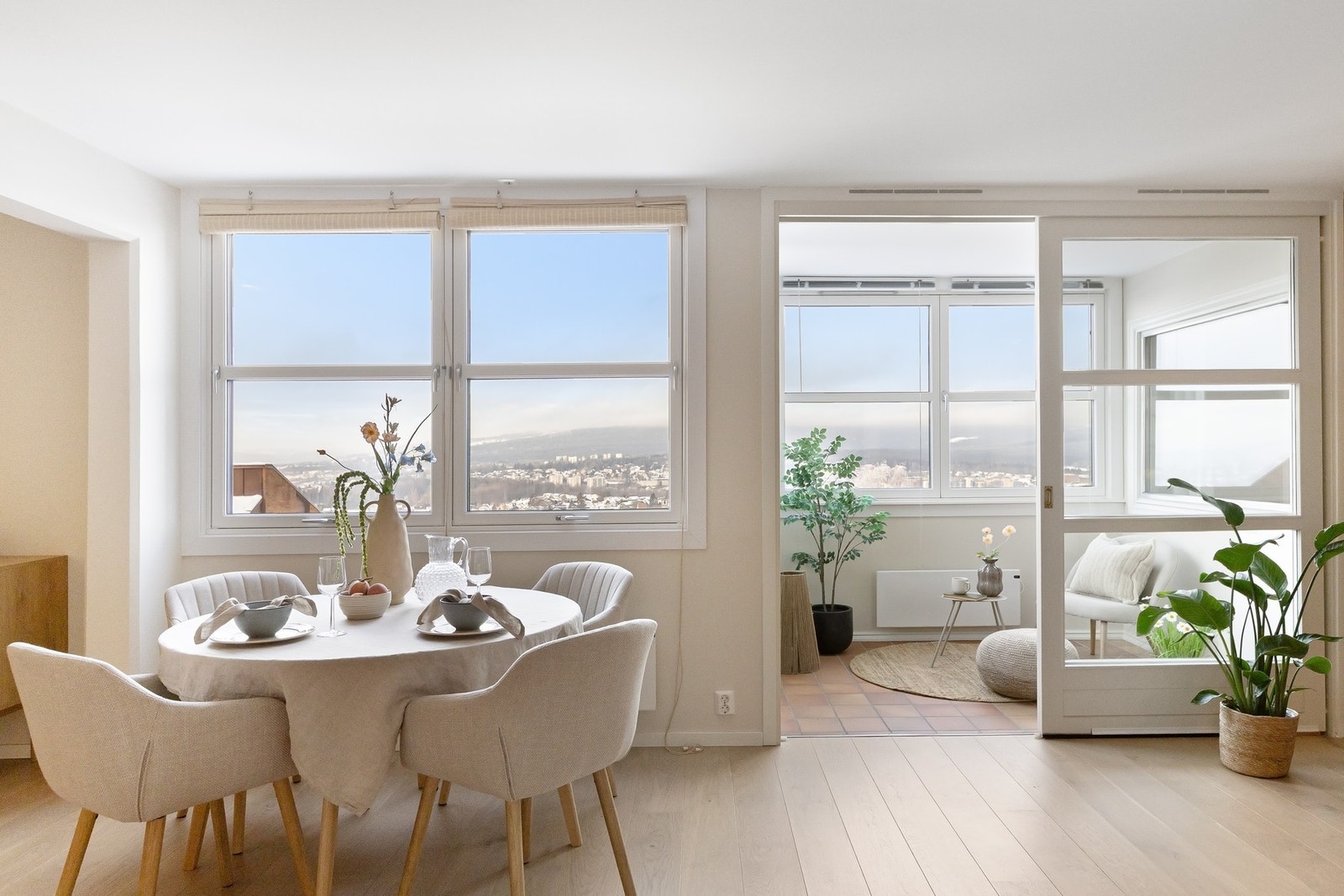 God plass til spisestue møblement. Galleribilde