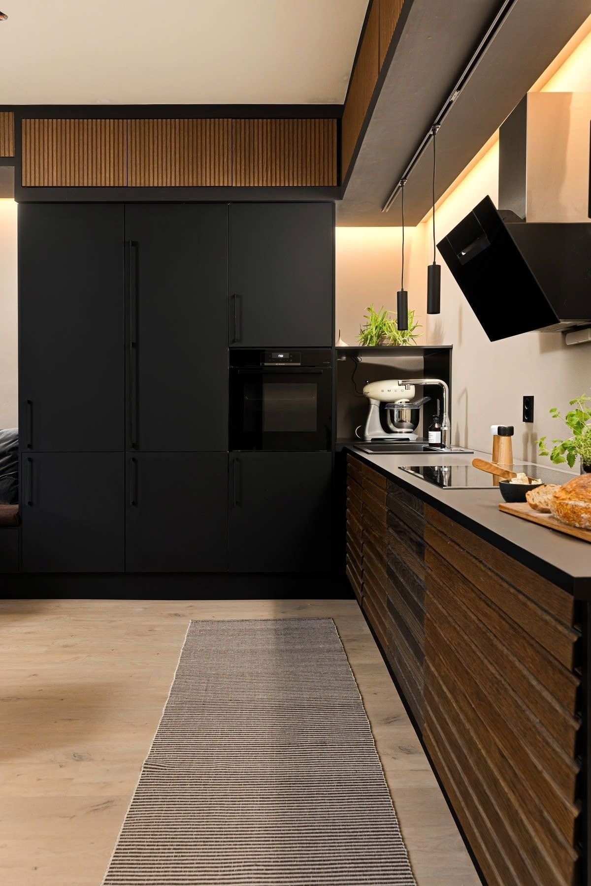 kjøkken i sort matt kombinert med fronter i heltre eik under benken Galleribilde