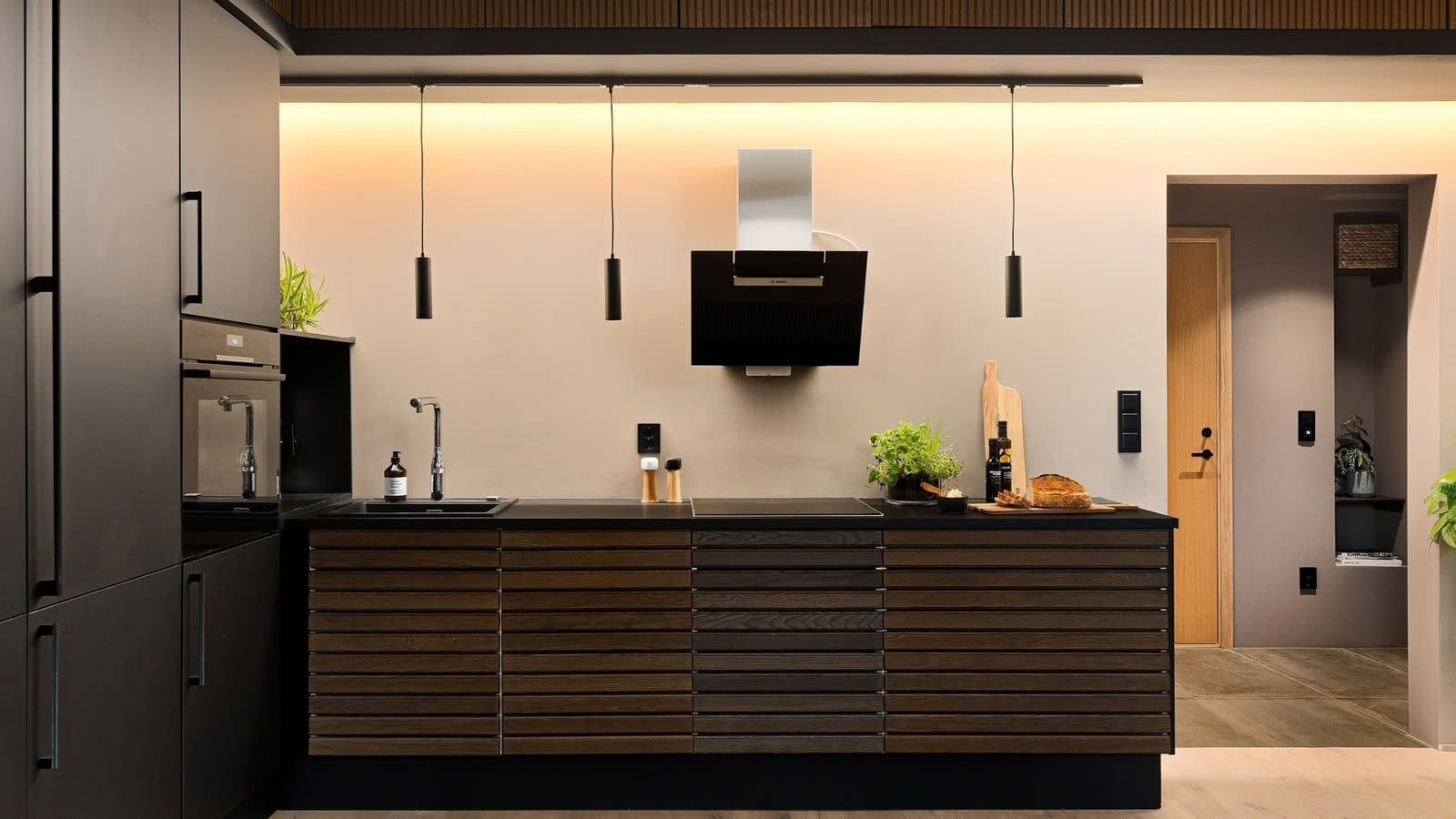 kjøkken i sort matt kombinert med fronter i heltre eik under benken Galleribilde