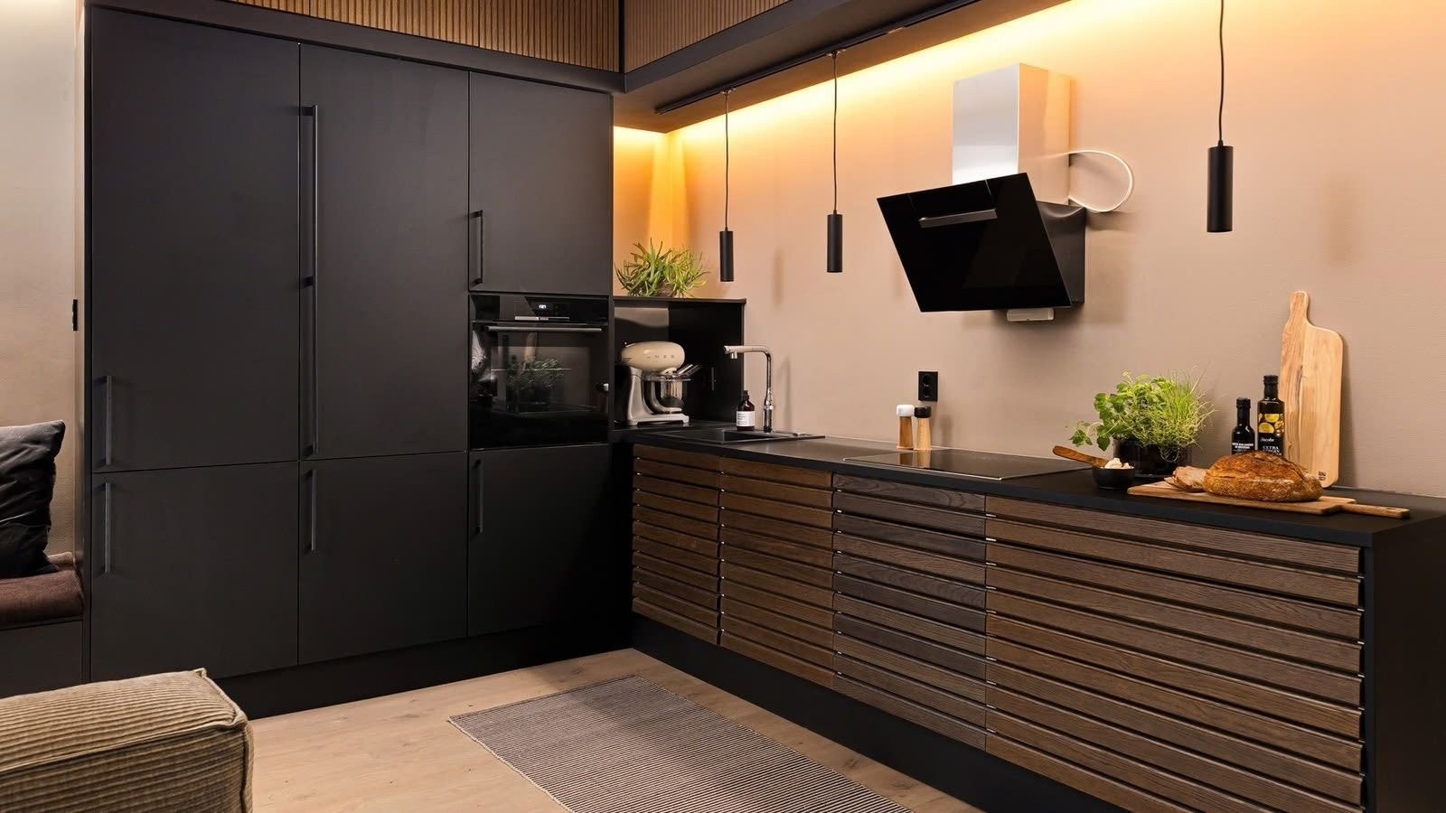 kjøkken i sort matt kombinert med fronter i heltre eik under benken Galleribilde