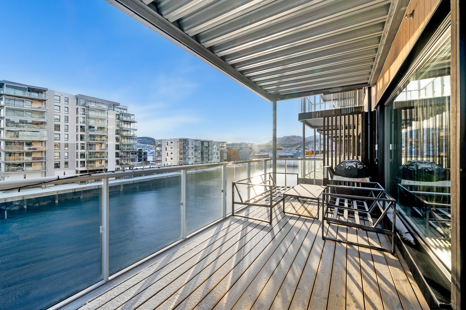 - Overbygd balkong med flott utsikt mot hav og innover mot byen. Galleribilde