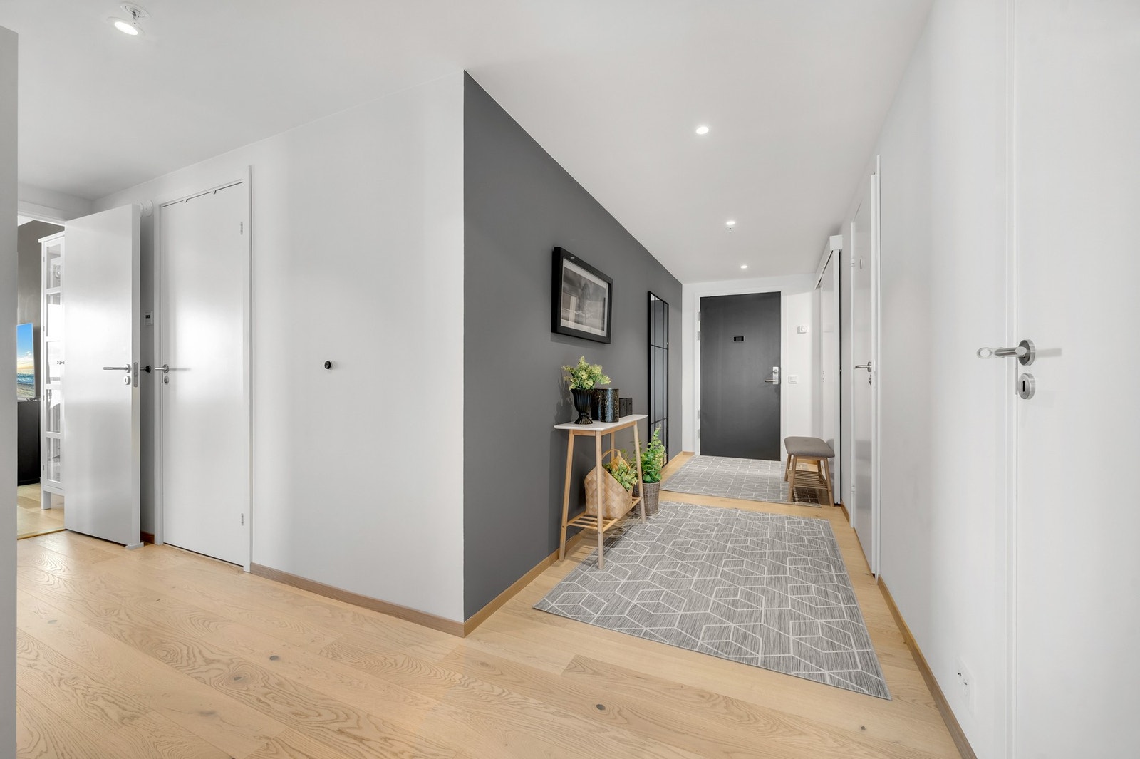 - Velkommen inn! Det første som møter deg er en romslig hall med dør inn til garderobe. Galleribilde