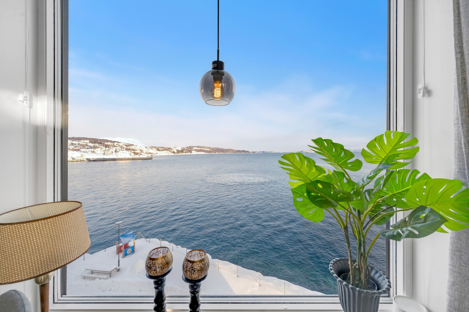 - Fra sidevinduet er det nydelig utsikt mot Trondeneskirka. Galleribilde