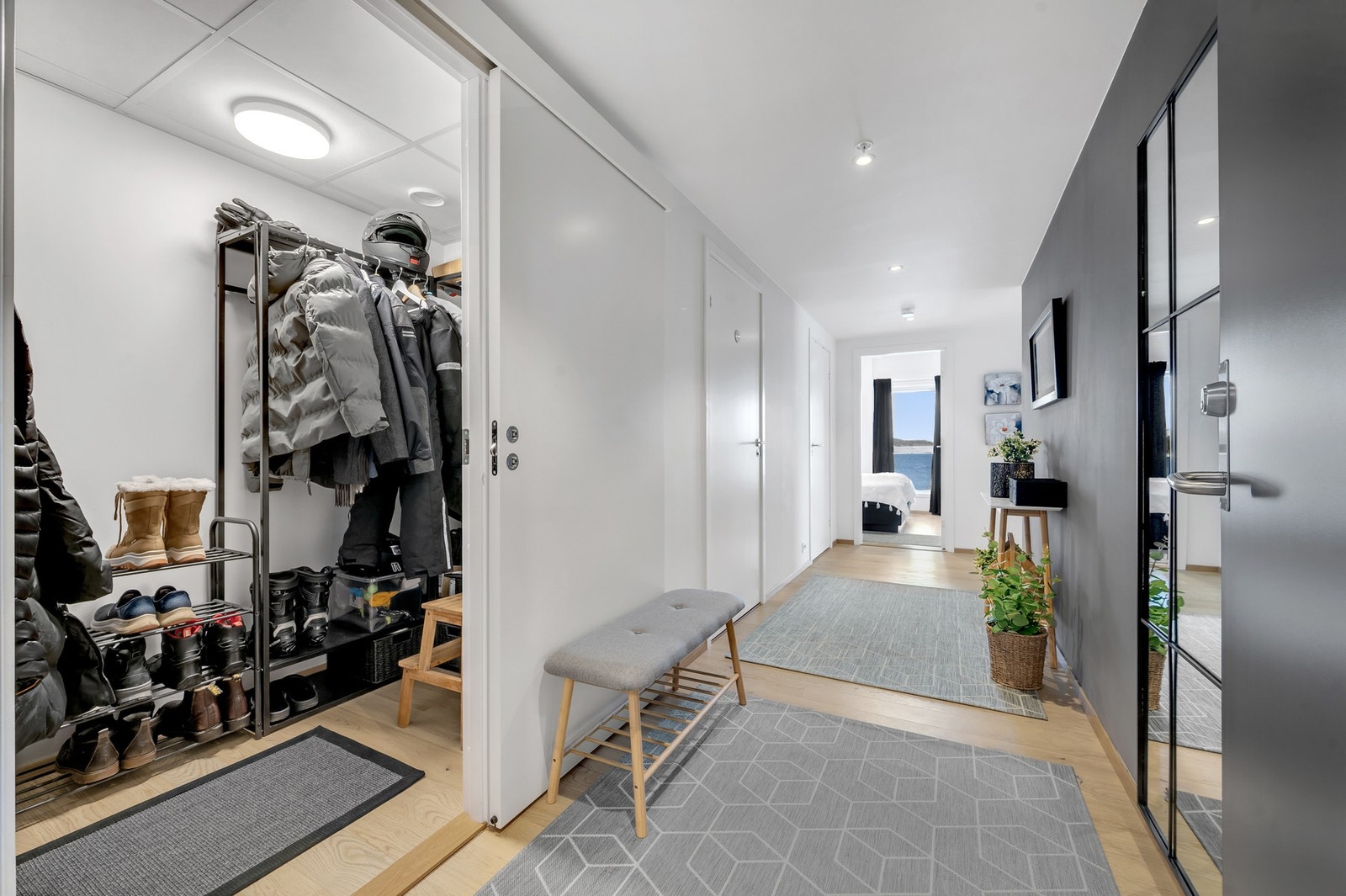 - Når du kommer inn i hallen er det skyvedør inn til et praktisk garderoberom for oppheng av yttertøyet. Galleribilde