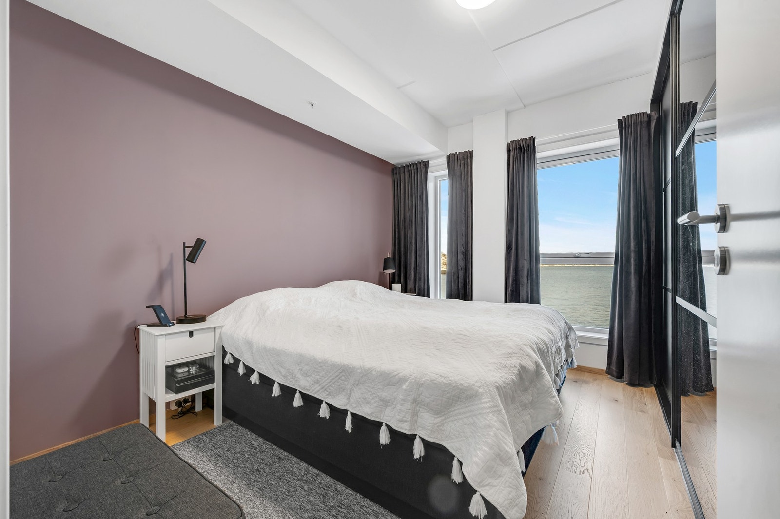 - Master bedroom med utsikt mot Trondeneskirka, solid skyvedørsgarderobe og god plass på begge sider av senga. Galleribilde