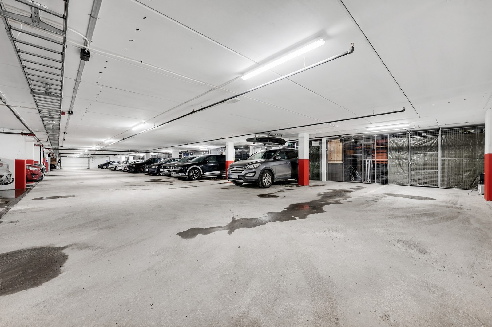 - Parkering i felles garasjeanlegg medfølger, her er det montert elbillader. Galleribilde