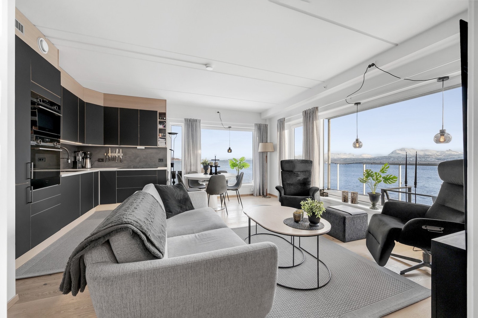 - Påkostet kjøkken fra HTH med slette moderne fronter og hvitevarer fra Siemens Studioline. Galleribilde