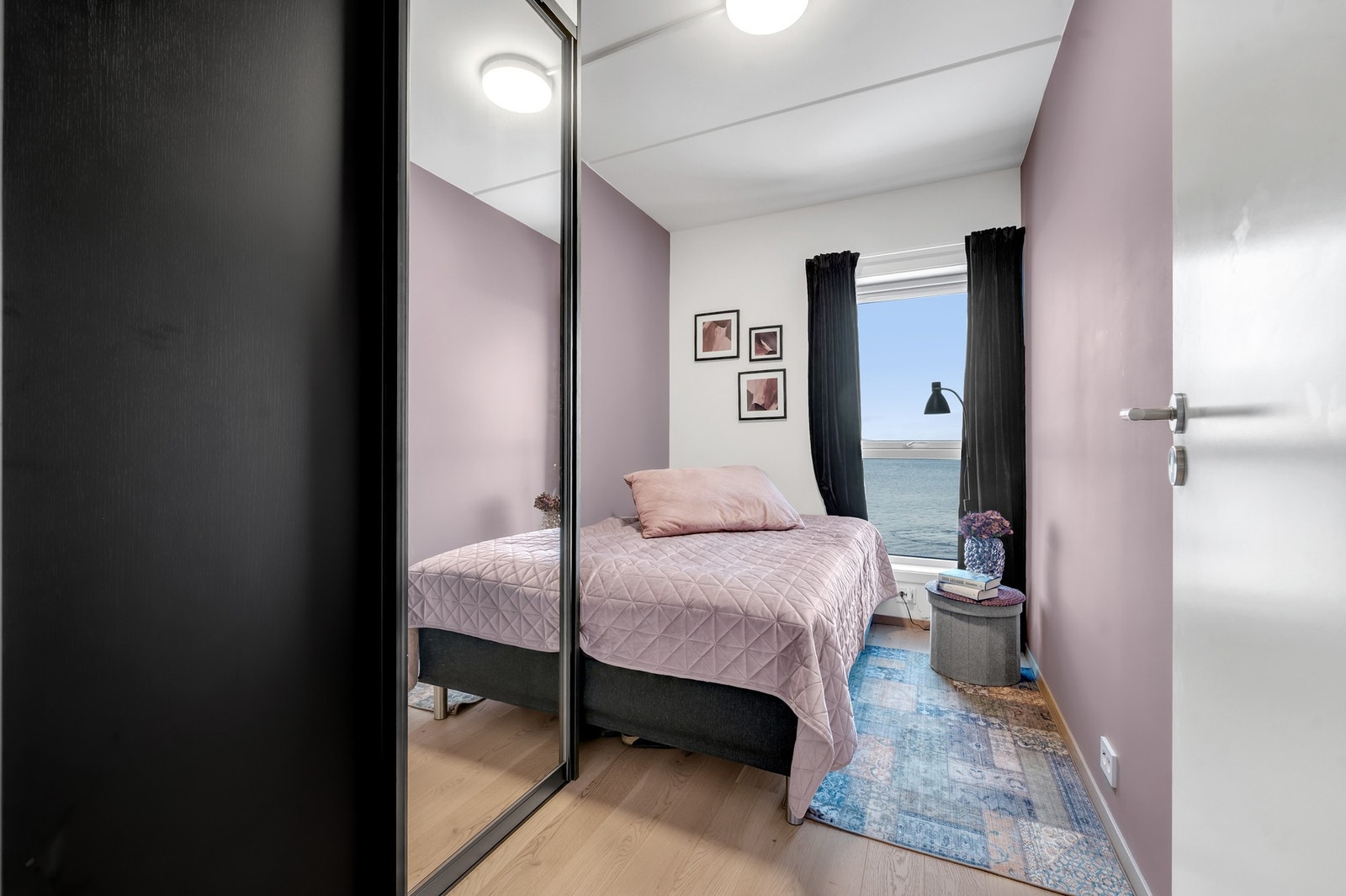 - Soverom II fungerer utmerket til gjesterom, her får du en flott skyvedørsgarderobe og plass for dobbelseng. Galleribilde