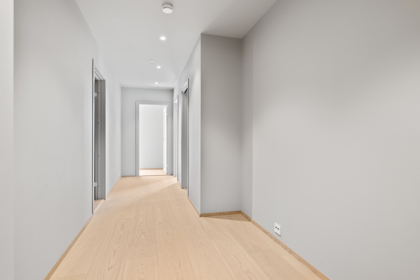 Inngangsparti med god plass til garderobeskap Galleribilde