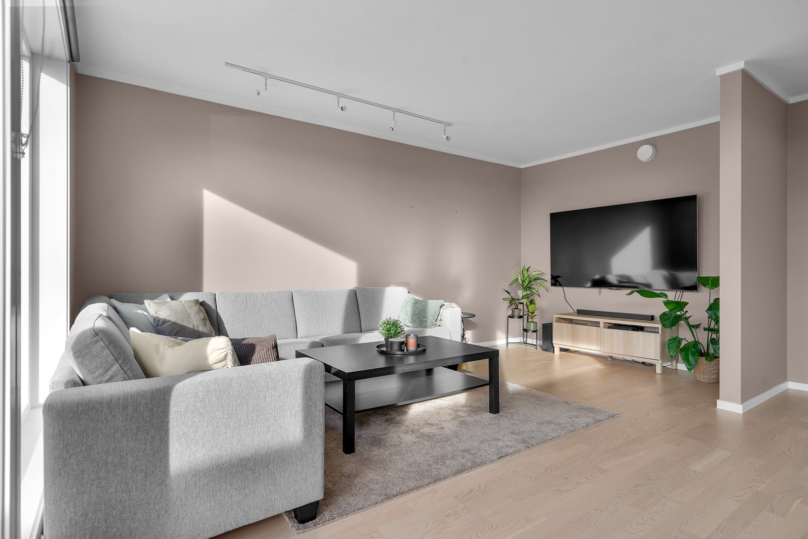 Lys og romslig TV-stue med plass til stor sofagruppe og hyggelig oppholdsareal. Galleribilde