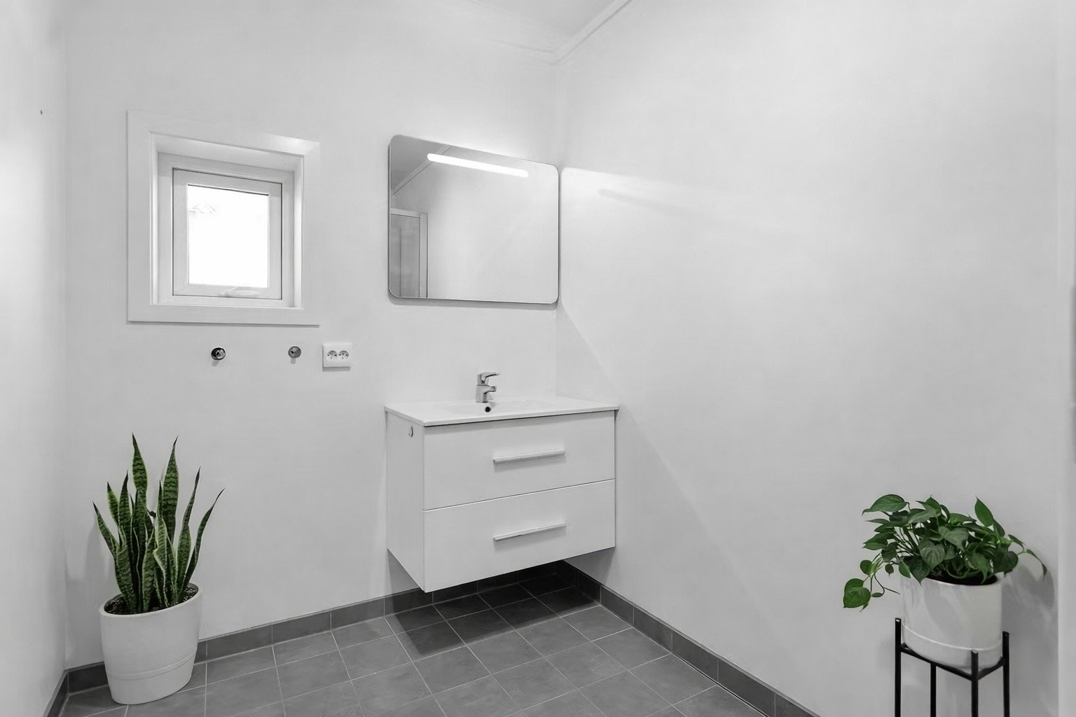 Bad i tilknytning til hovedsoverommet med dusjkabinett, toalett og servant med skuffer. Galleribilde