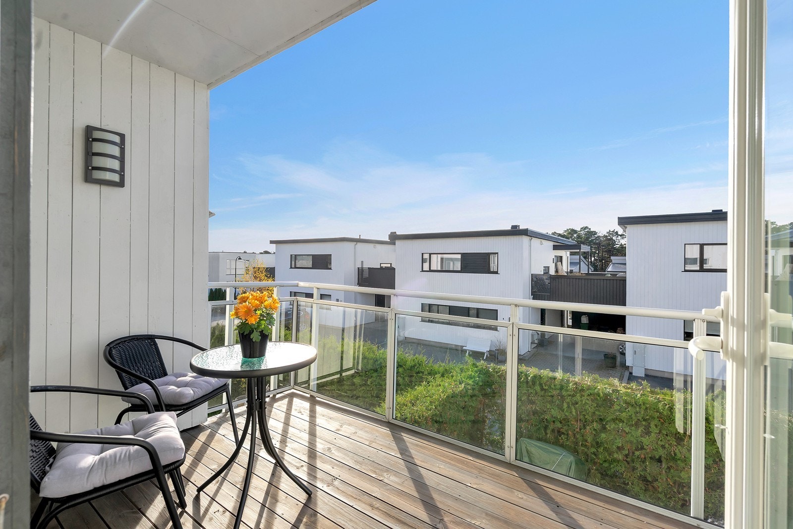 Solrik veranda med god plass til sittegruppe. Et flott sted å nyte både morgenkaffen. Galleribilde