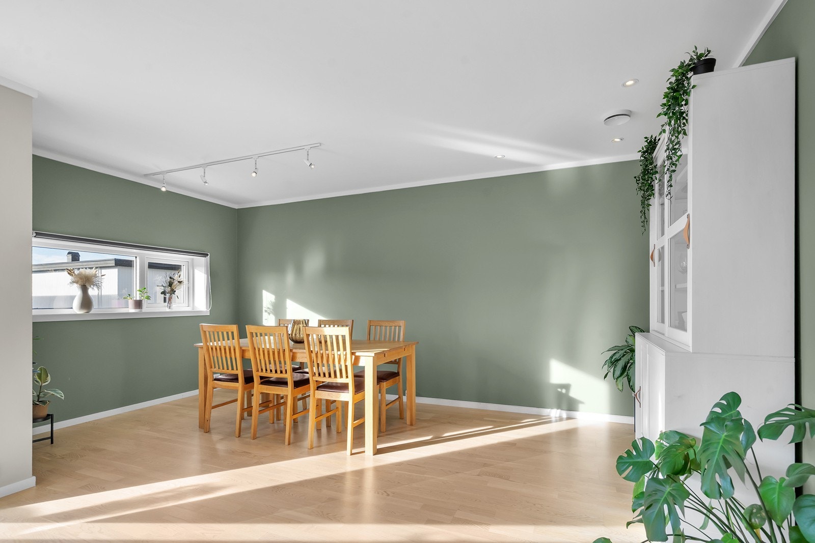 Åpen løsning mellom stue og kjøkken med naturlige soner for både spisestue og opphold. Galleribilde