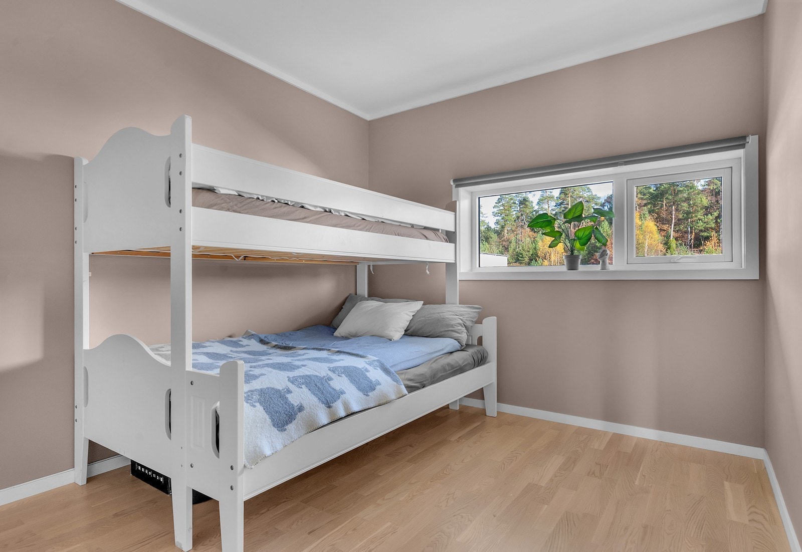 Lyst soverom med plass til seng og garderobeløsning. Galleribilde