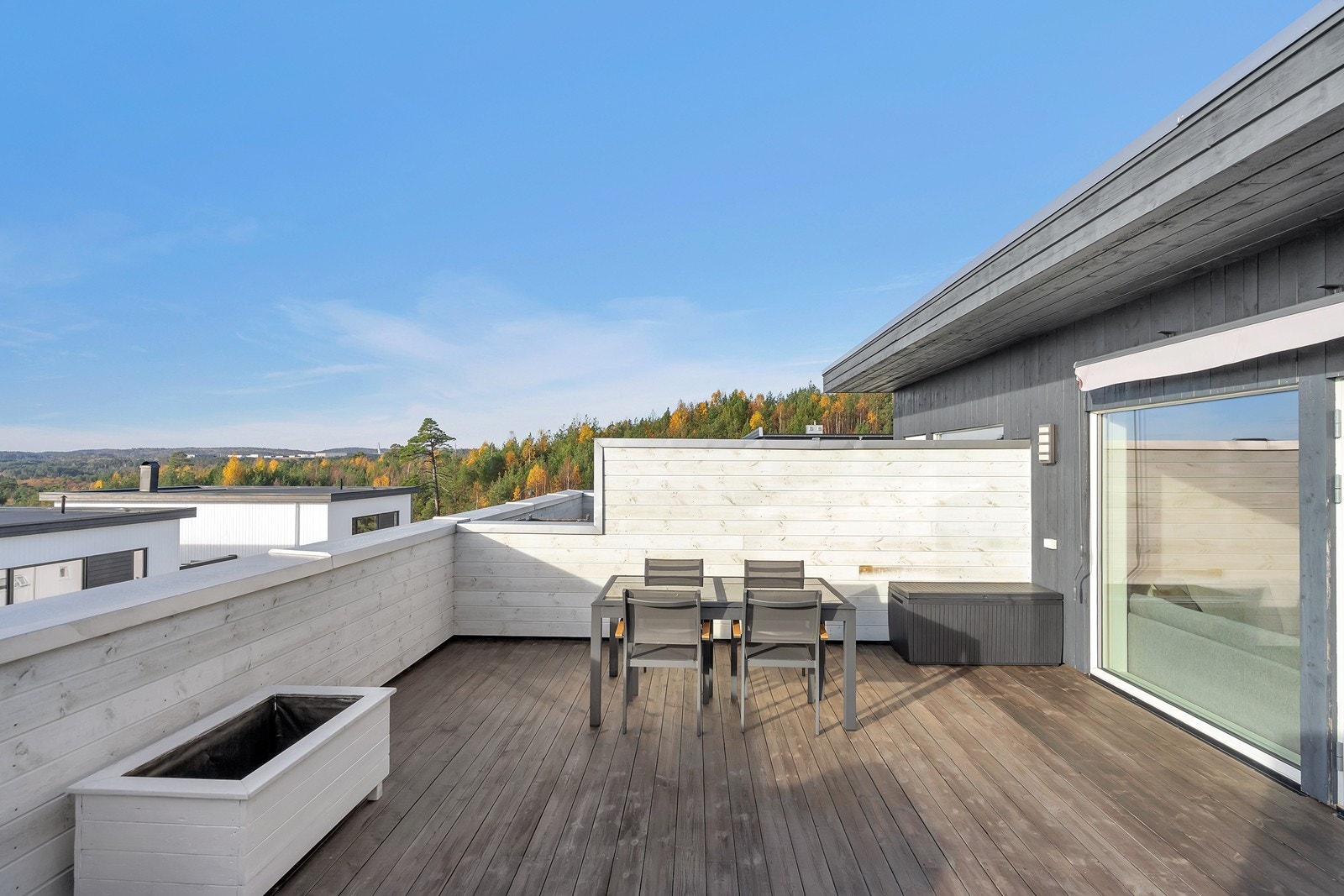 Terrassen er utstyrt med markise som gir skjerming på varme og solrike dager. Galleribilde