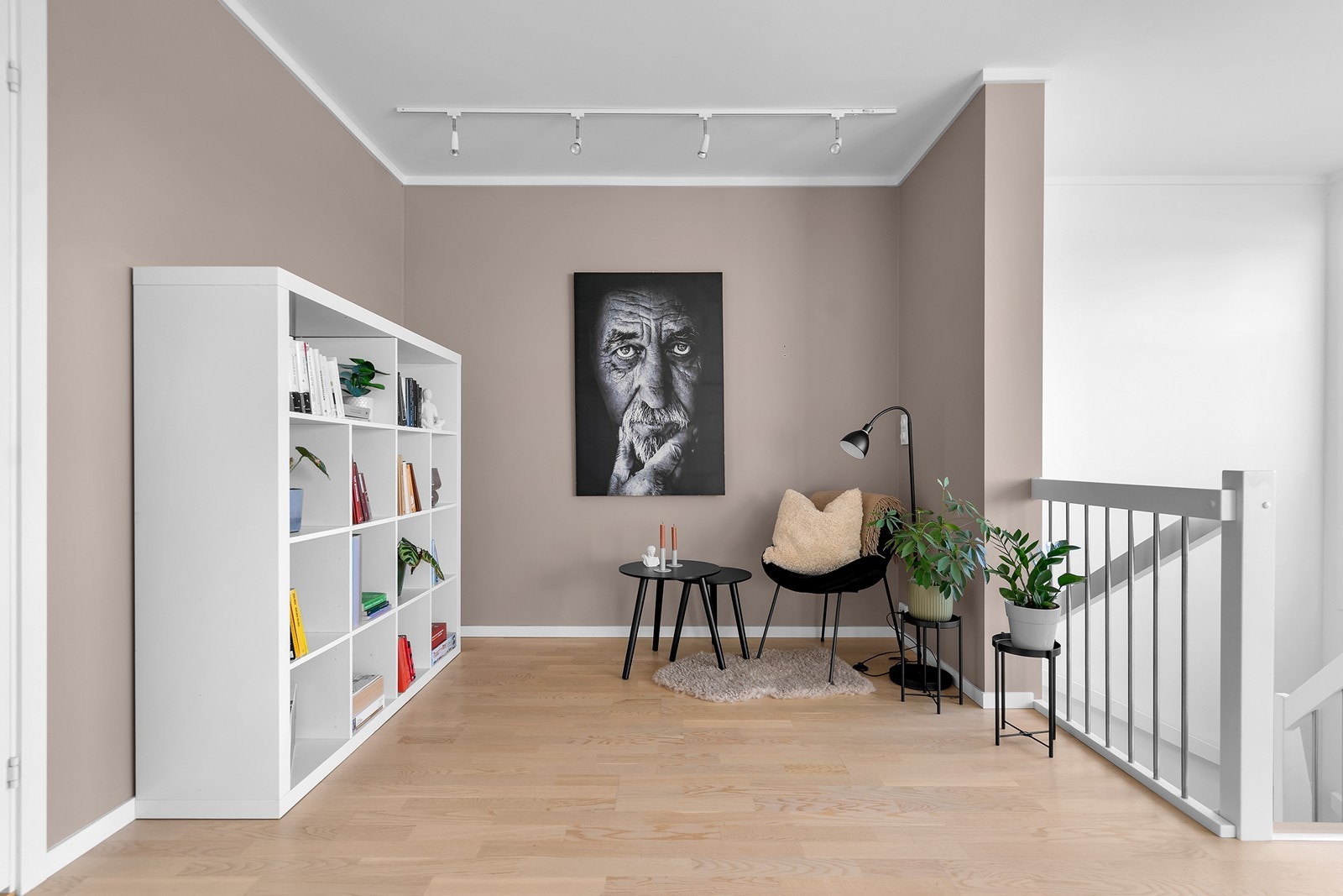 Fleksibelt areal i 3. etasje som egner seg godt til lesekrok, kontorplass eller liten sittegruppe. Galleribilde