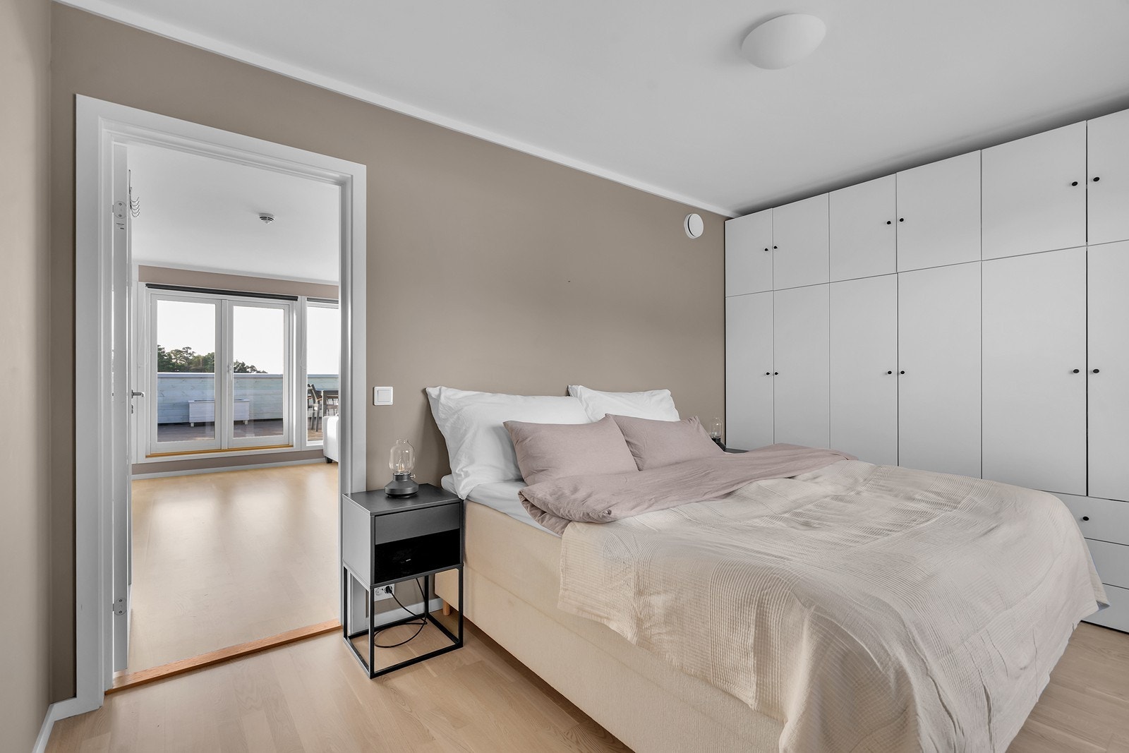 Soverom med god plass til seng og garderobeskap, som gir rikelig med oppbevaringsplass. Galleribilde