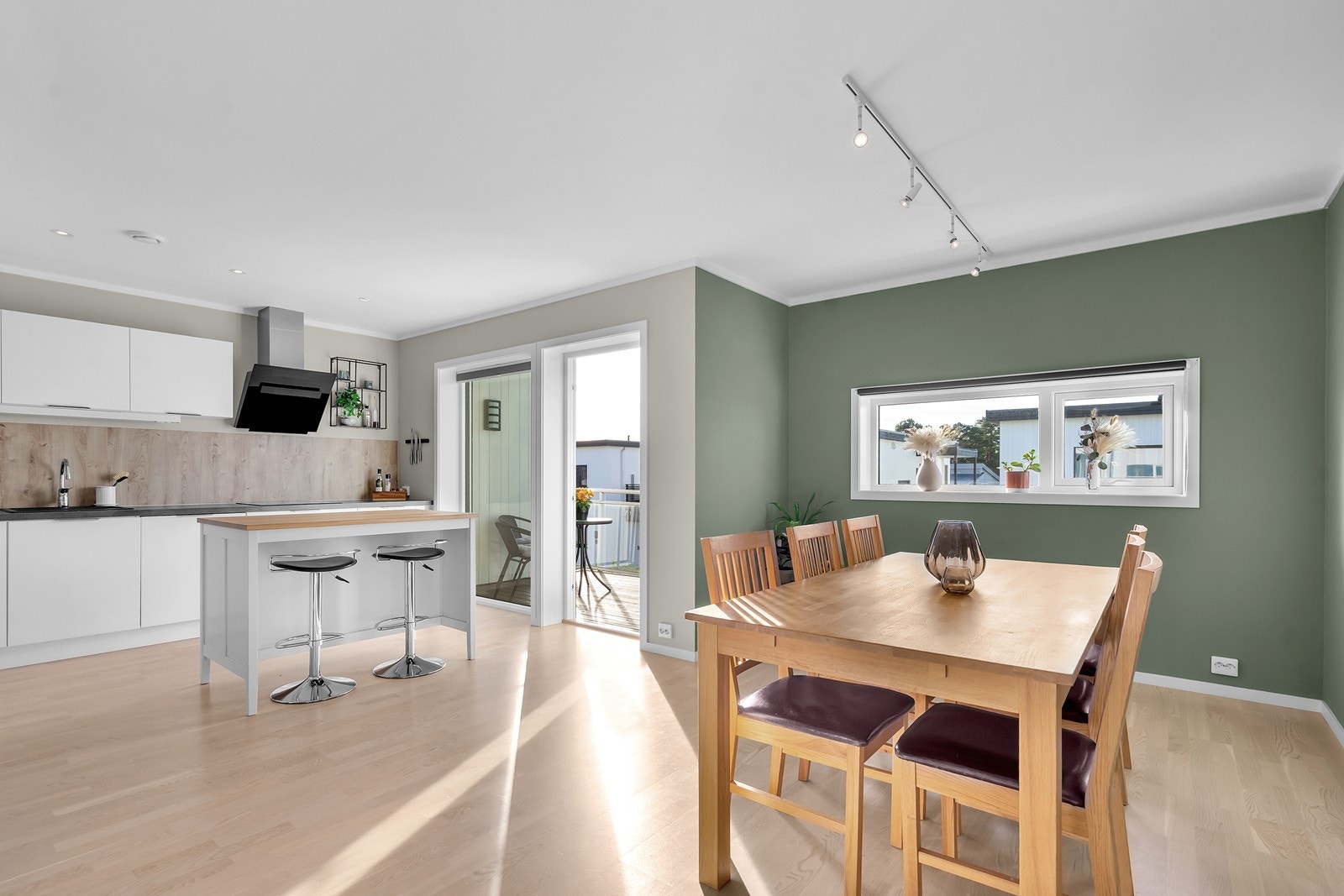 Stue og kjøkken har direkte utgang til veranda, som gir en naturlig forlengelse av oppholdsrommet. Galleribilde