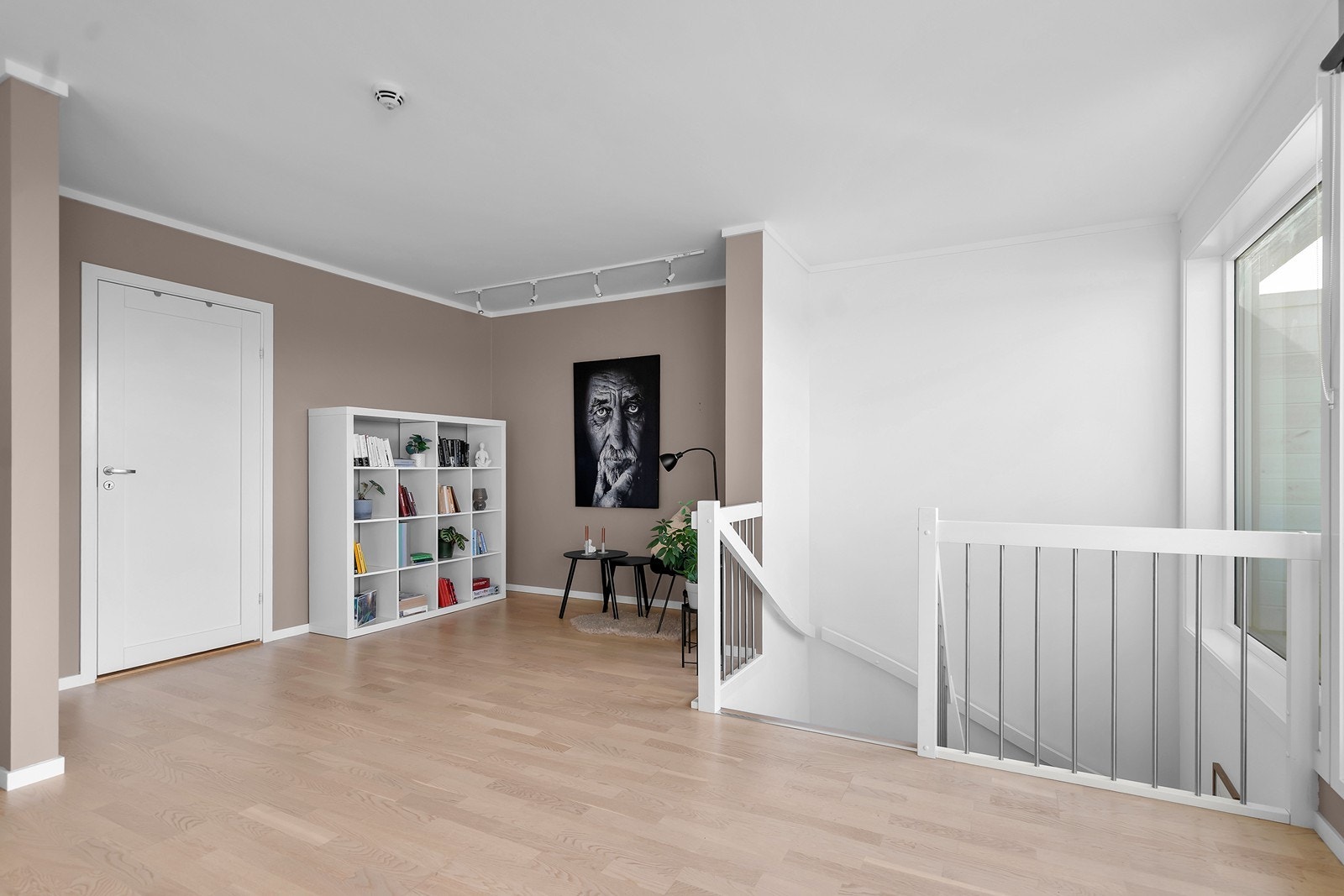 Trapp fra 2. til 3. etasje med åpen løsning og godt lysinnslipp. Galleribilde