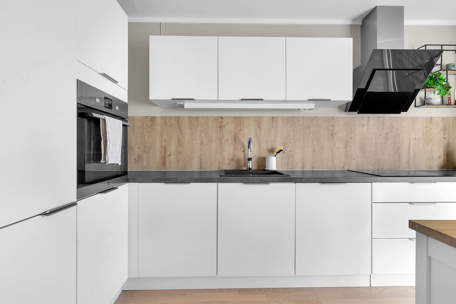 Kjøkkenet er helhetlig og moderne, og leveres med integrerte hvitevarer som stekeovn, platetopp, kjøleskap og oppvaskmaskin. Galleribilde