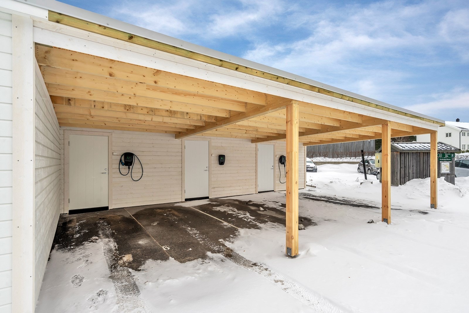 Leiligheten disponerer nyoppført carport med elbillader samt tilhørende bod på 6 kvm. Galleribilde