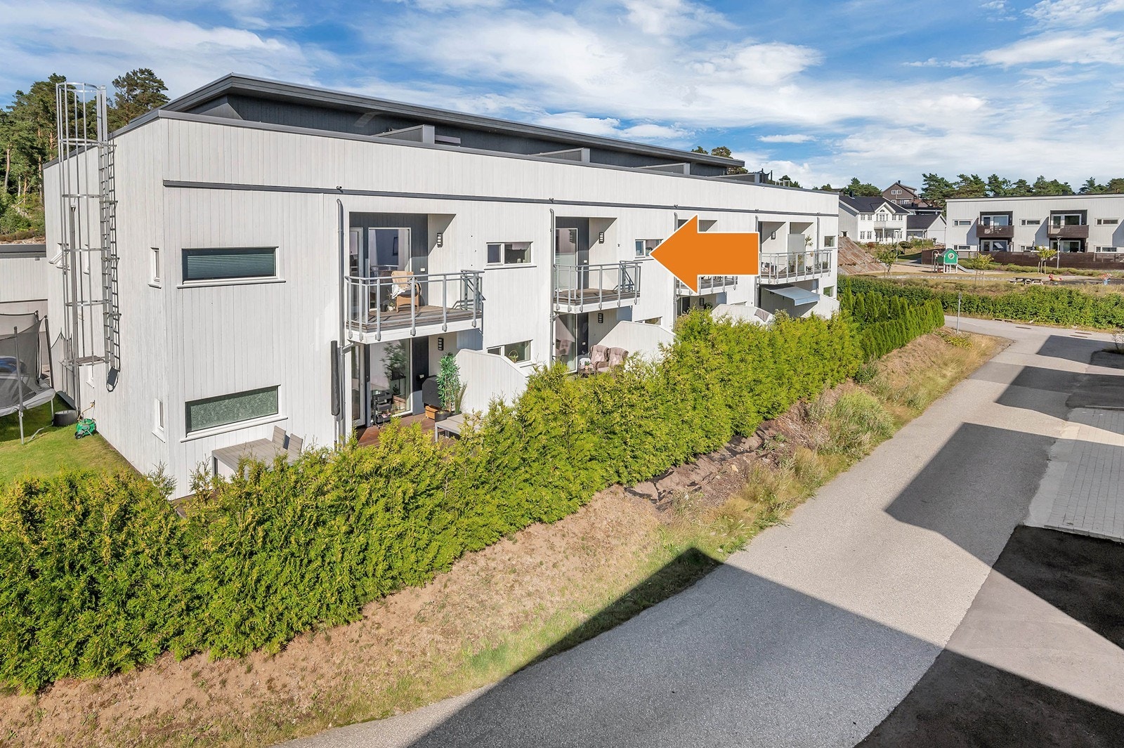 Leiligheten er beliggende i 2. og 3. etasje med enkel og lett tilgjengelig adkomst via trapp eller heis. Galleribilde