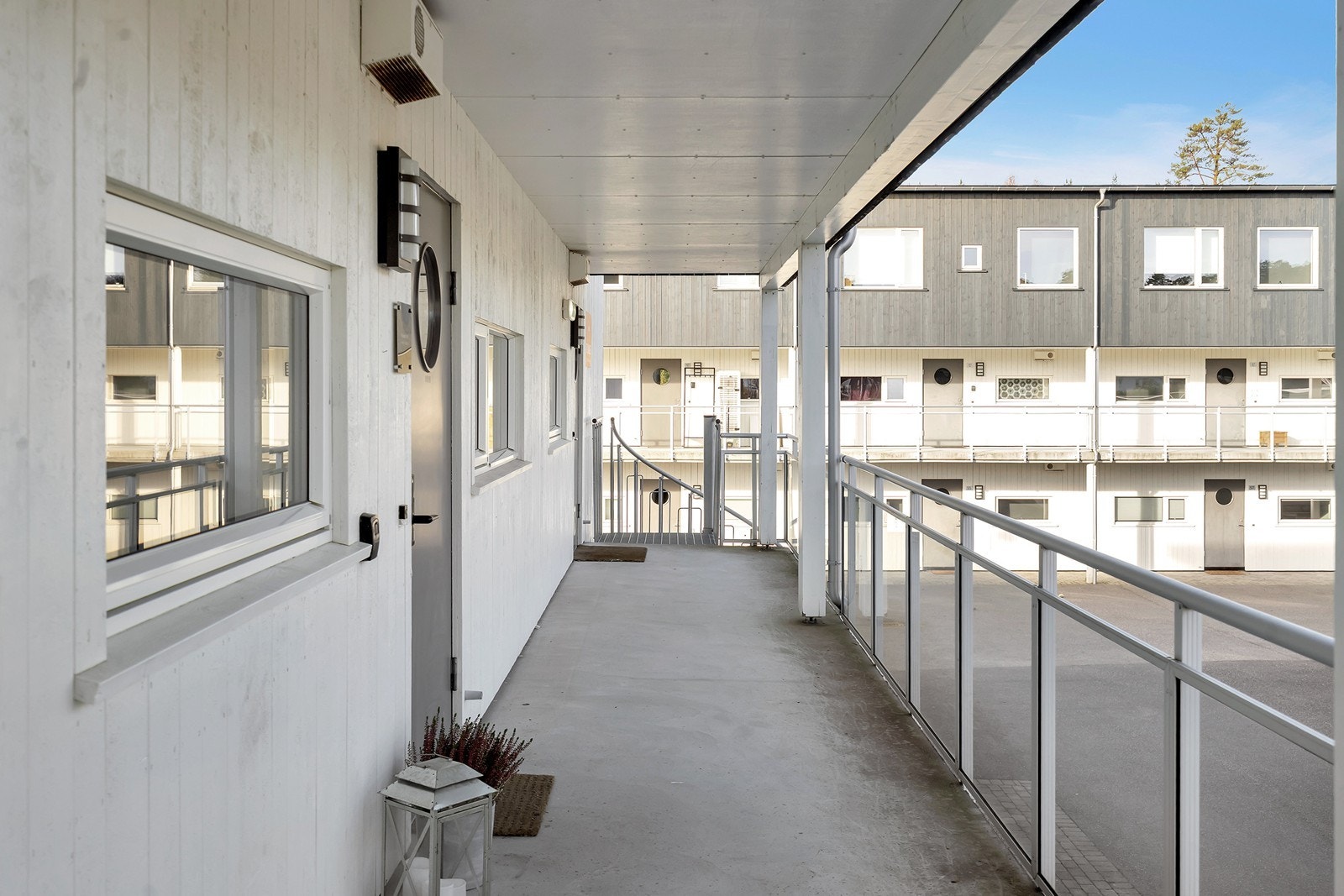 Overbygd inngangsparti med enkel adkomst via trapp eller heis. Galleribilde