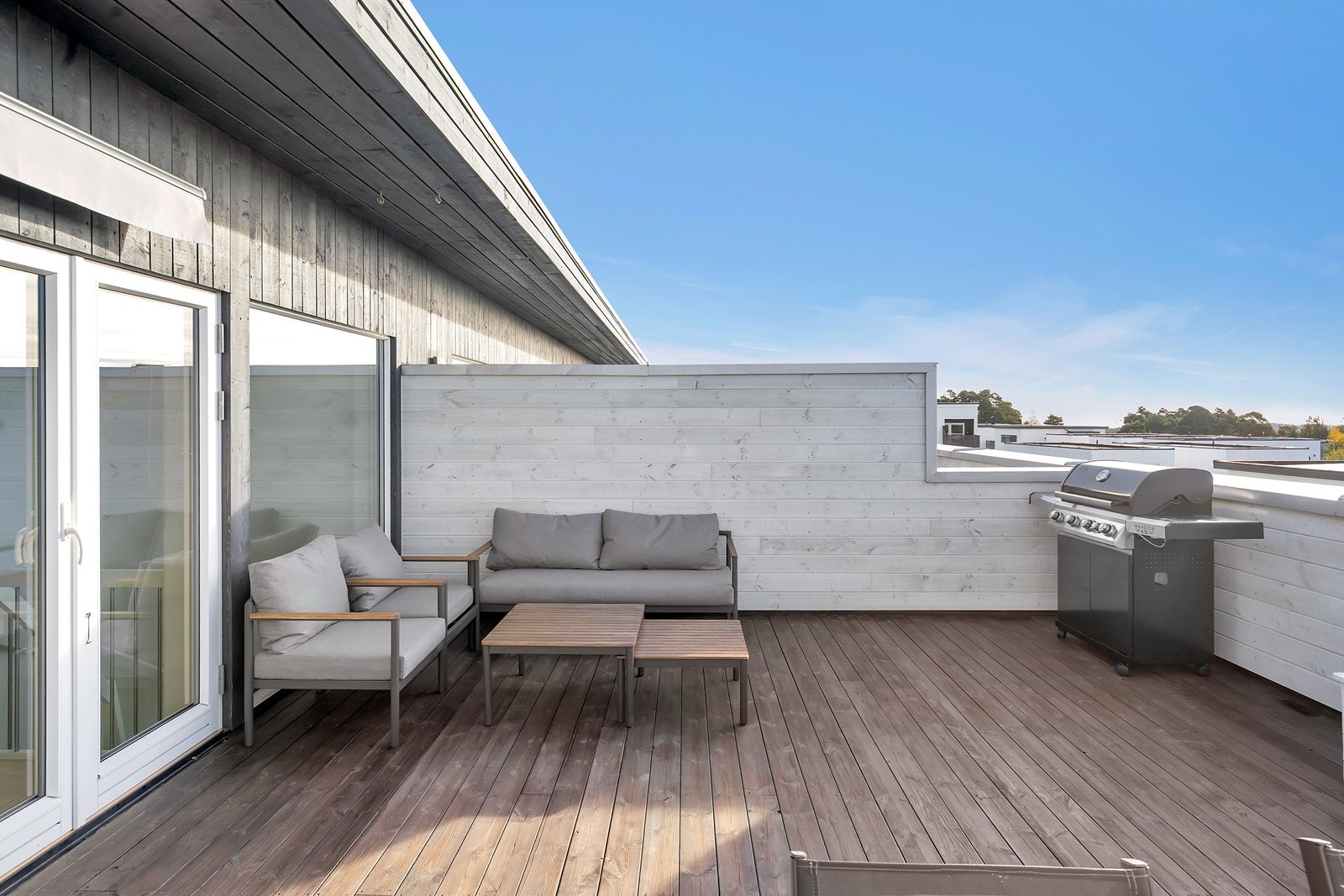 Romslig terrasse med gode solforhold og åpen utsikt, med god plass til spisegruppe, sittegruppe og grill. Galleribilde