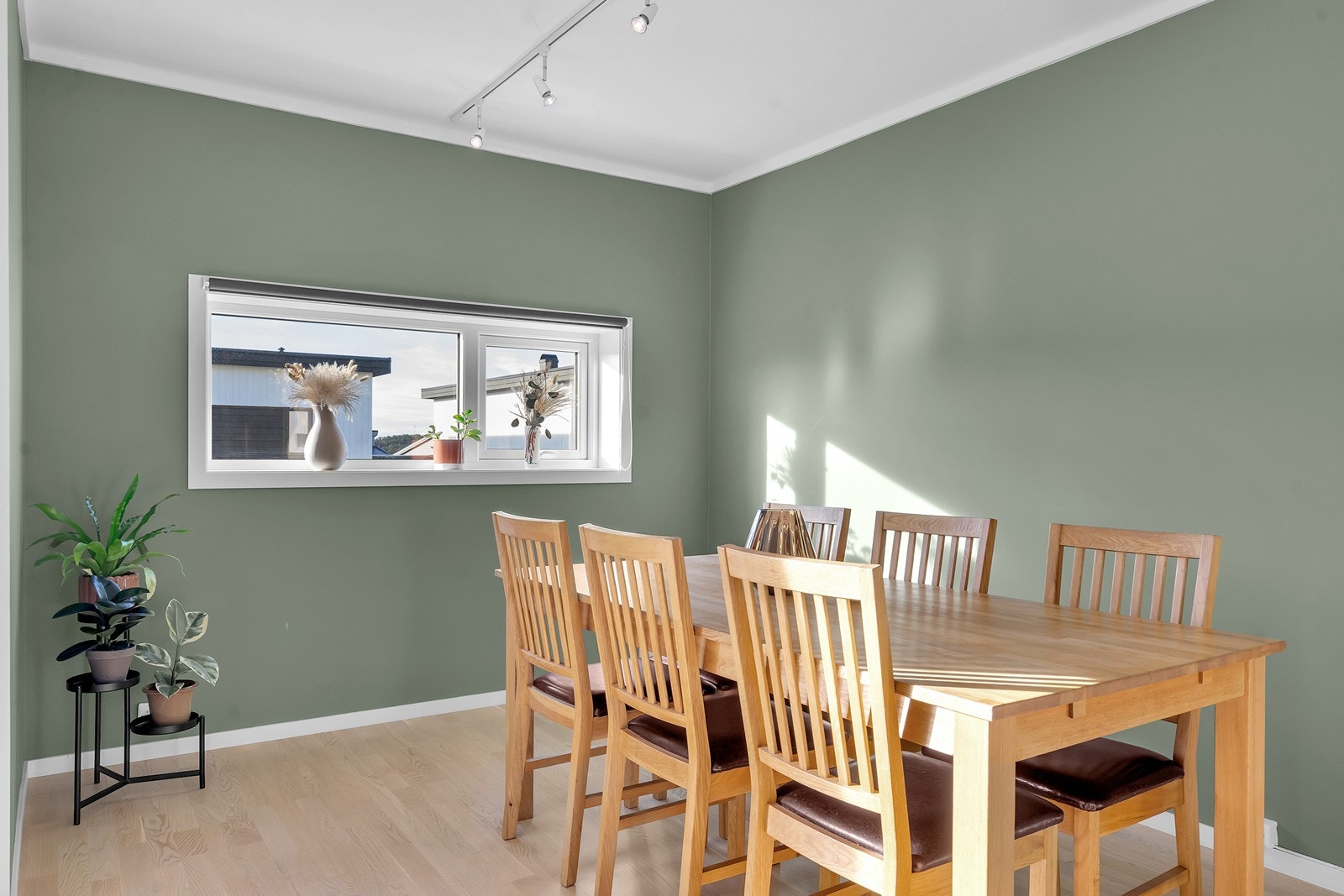 Egen spiseplass med god plass til langbord - ideelt for hyggelige sammenkomster. Galleribilde