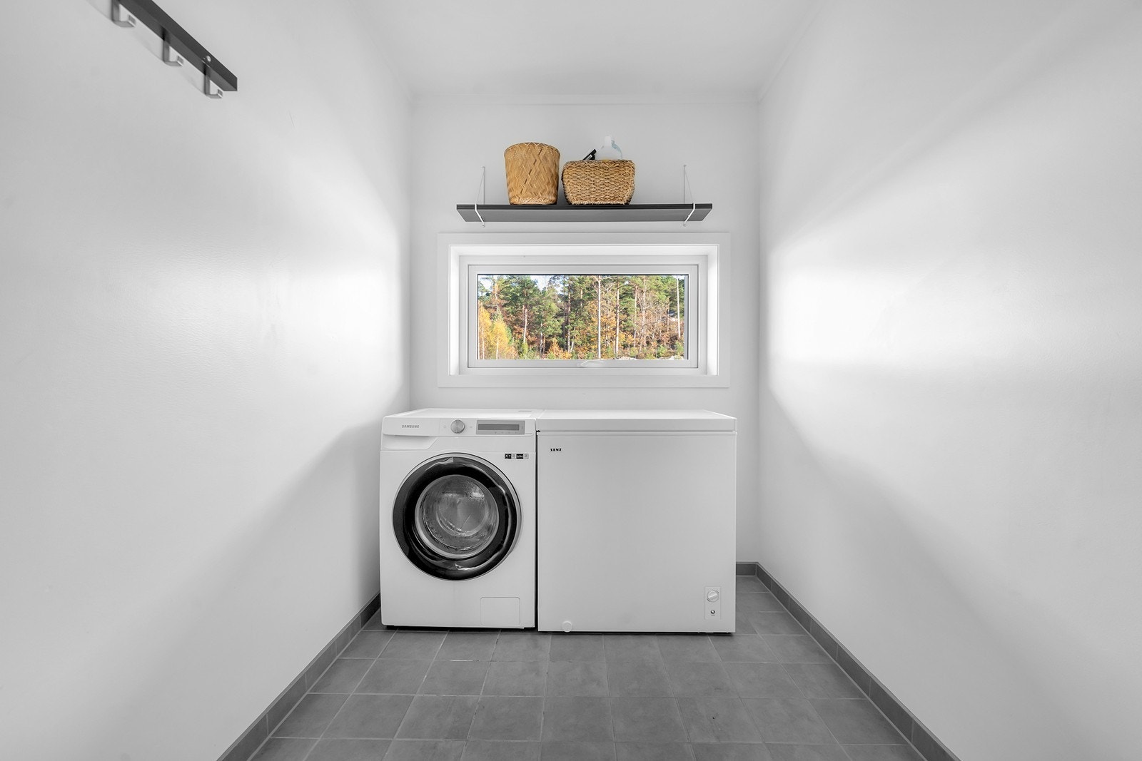 Praktisk vaskerom i hovedetasjen (2. etasje) med opplegg for vaskemaskin og tørketrommel. Galleribilde