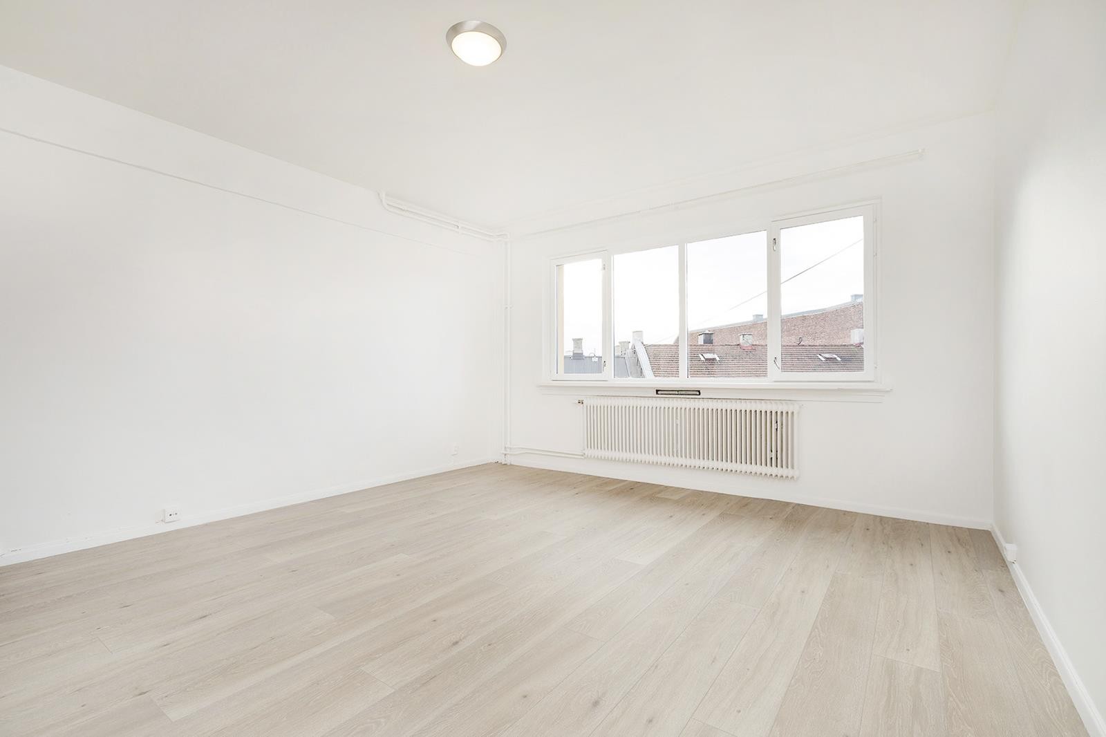 God romløsning. Her er det plass til seng, sofa, spisestue og tv-benk. Galleribilde