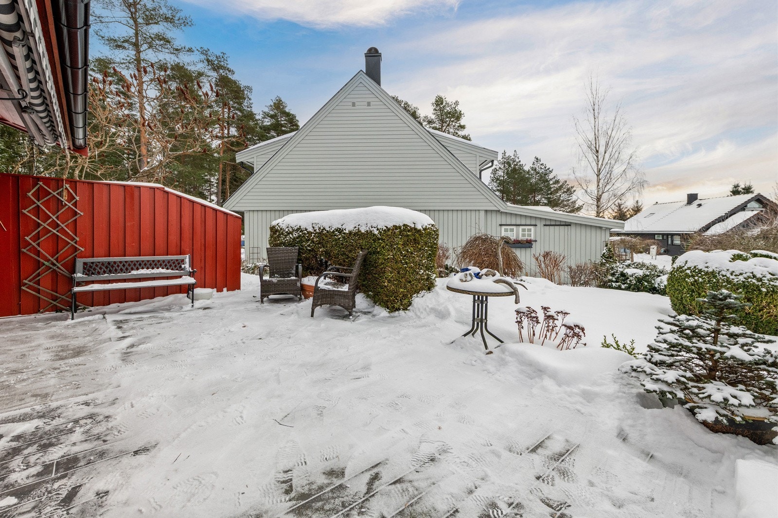 Fra stuen er det utgang til ca 24 m² solrik, delvis overbygget terrasse Galleribilde