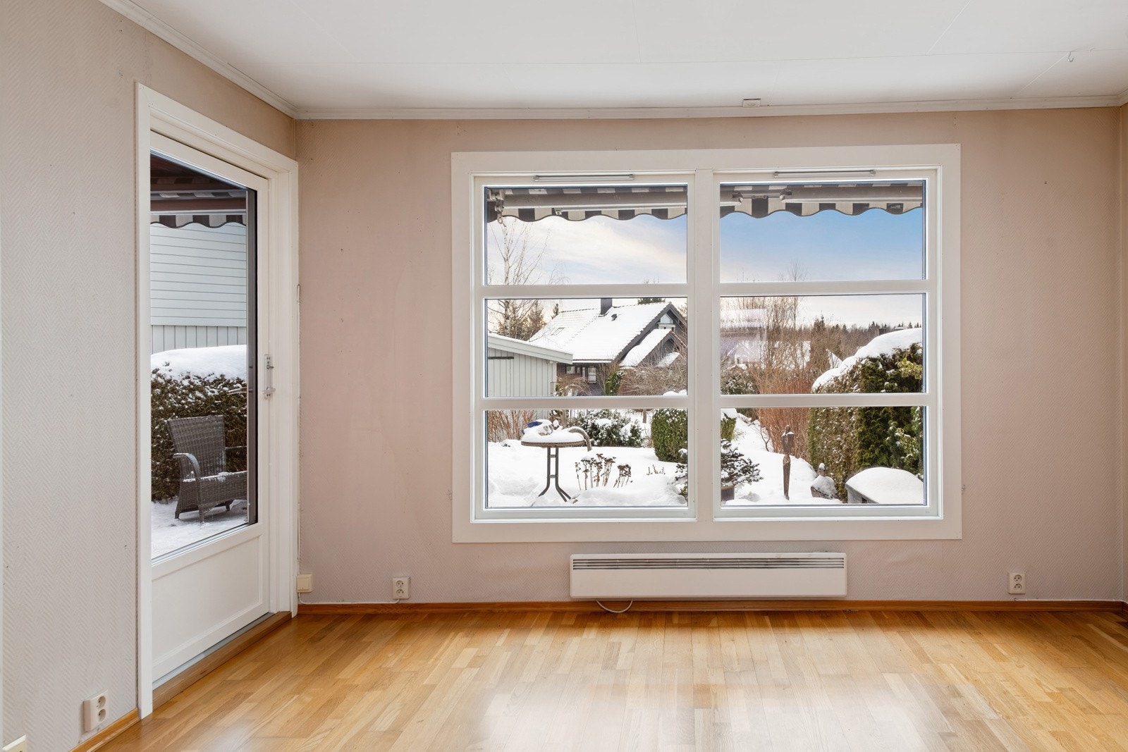 Utgang til delvis overbygget terrasse og herlig hage. Galleribilde