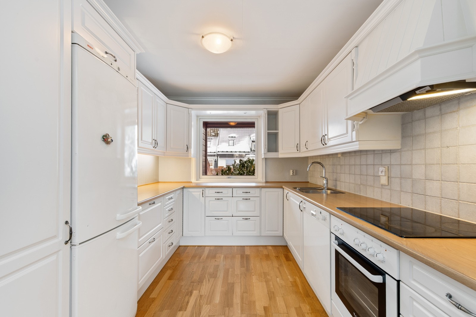 Kjøkken med hvitevarer Galleribilde