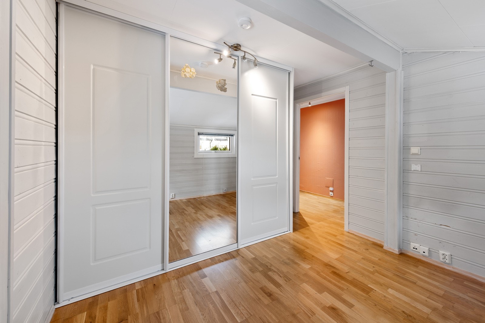 Skyvedørsgarderobe i soverom Galleribilde