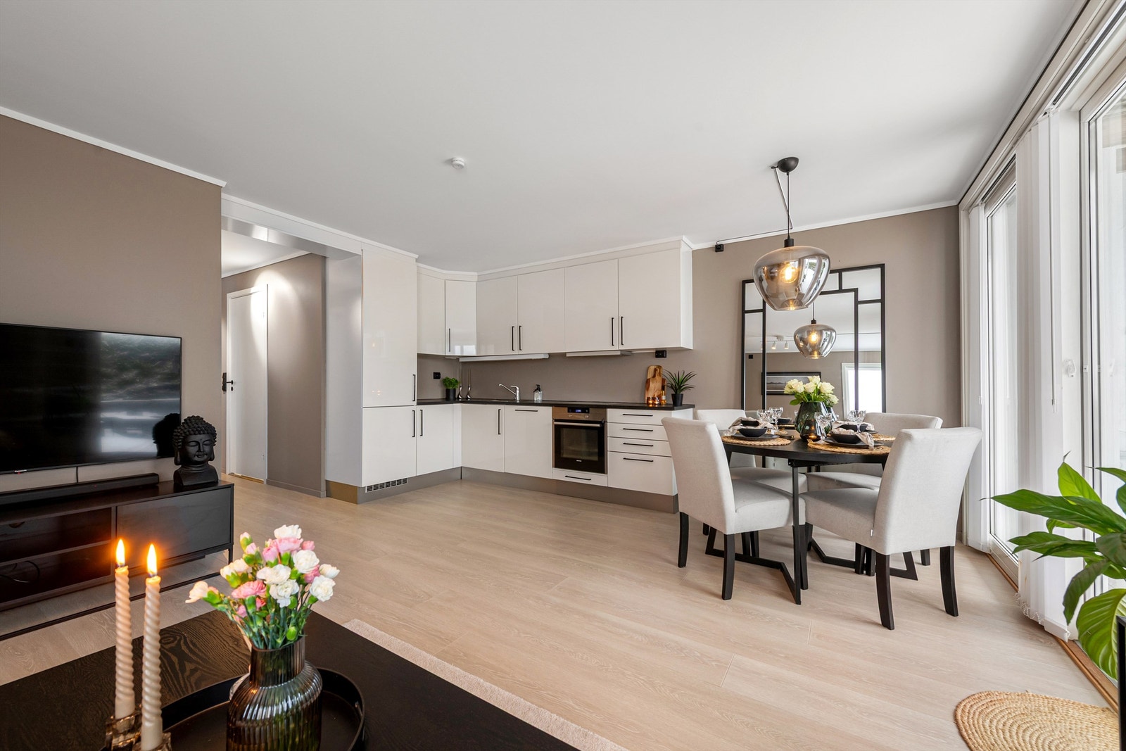 Den åpne løsningen gir en god romfølelse og fleksible møbleringsmuligheter. Galleribilde