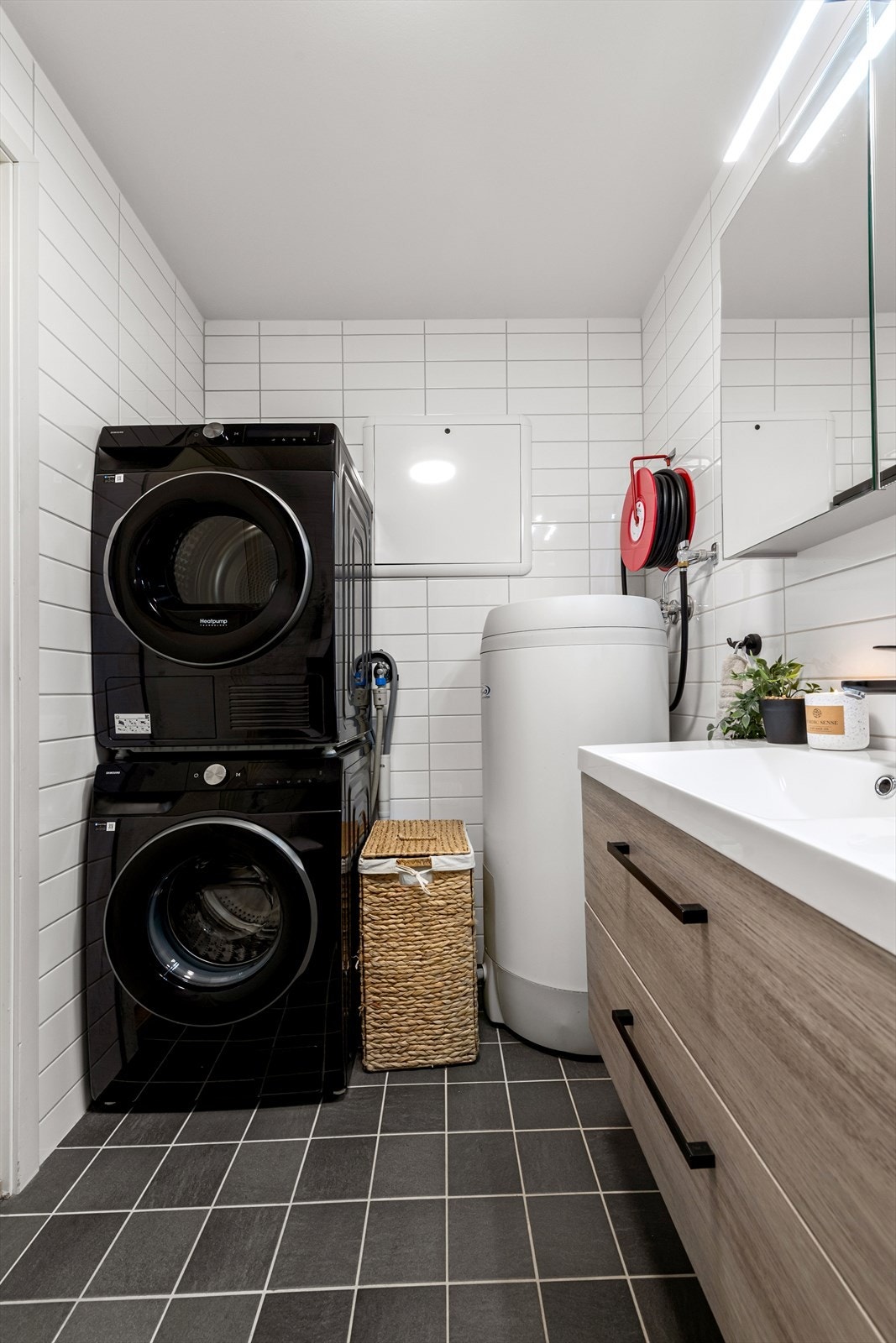 Det er praktisk opplegg for vaskemaskin og tørketrommel i søyle. Galleribilde