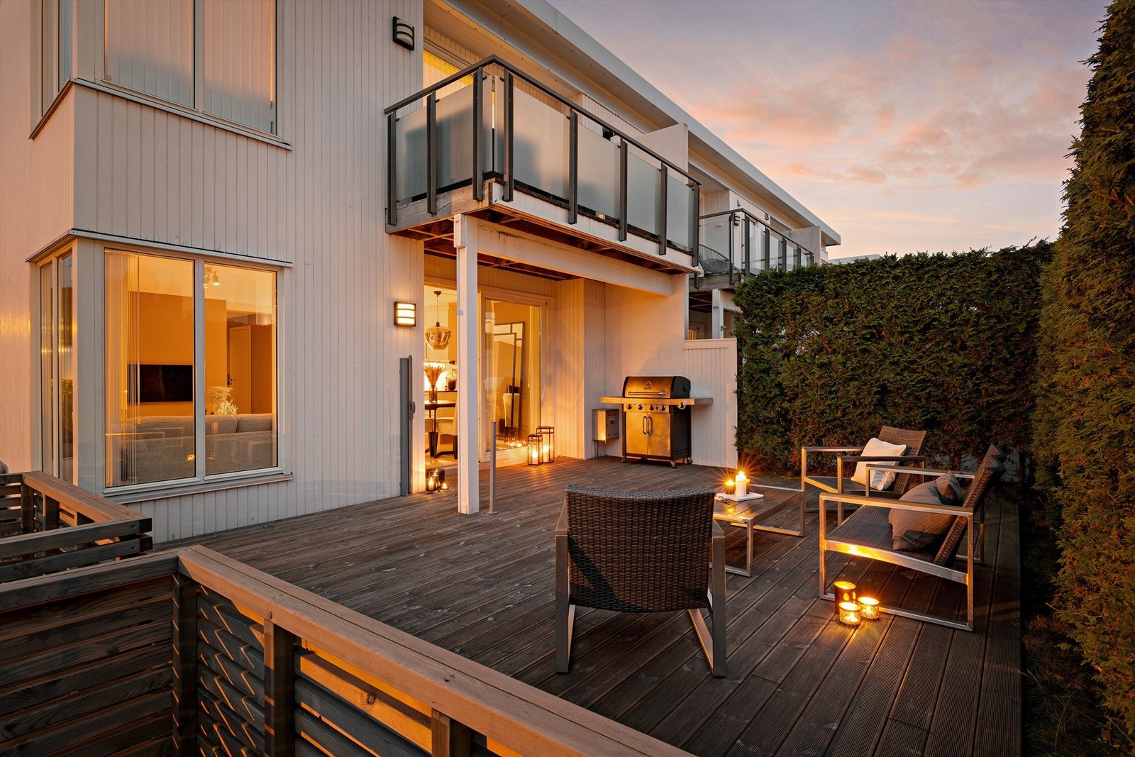 Uteplassen er pent opparbeidet og skjermet med hekk. Galleribilde