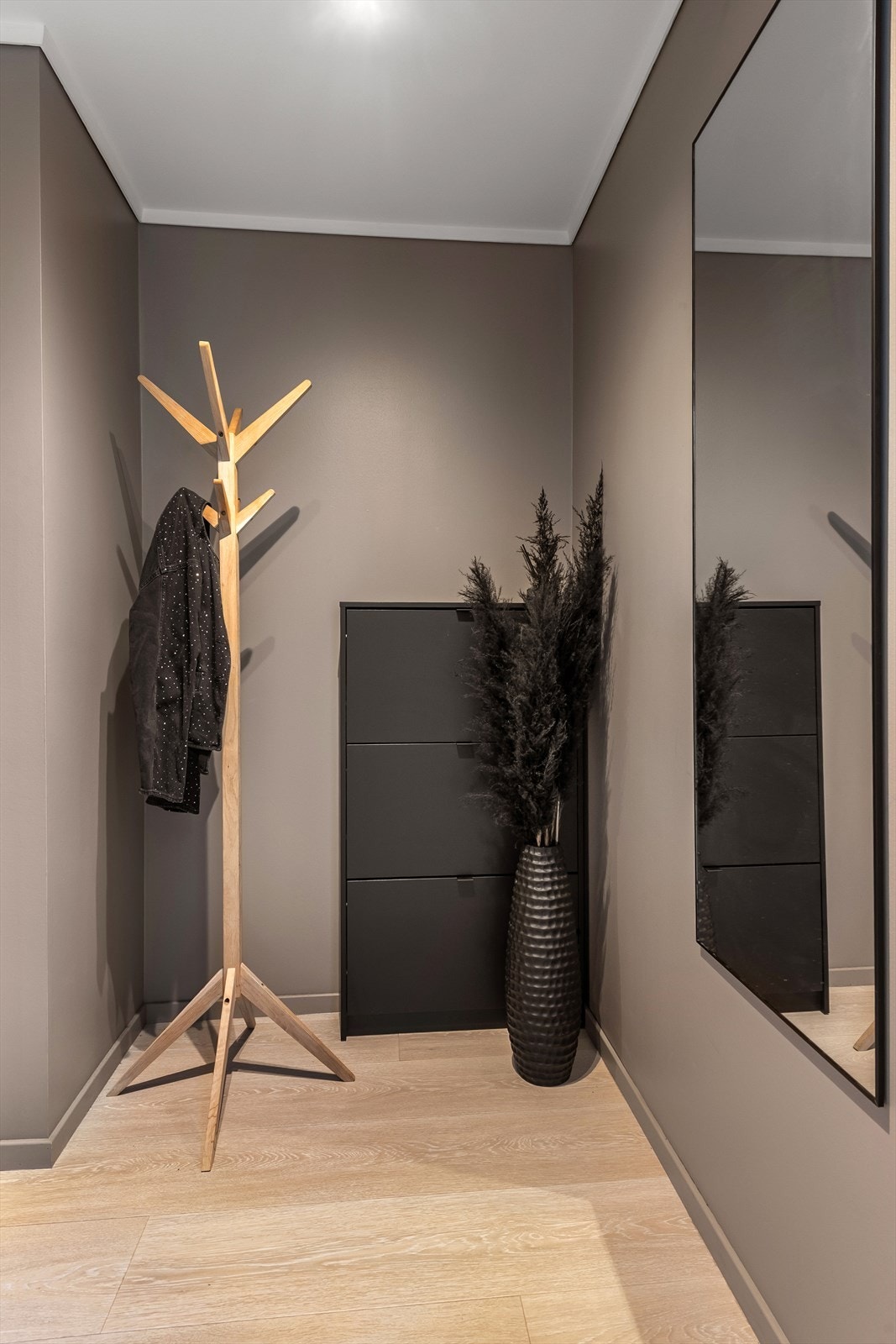 Entréen har plass til oppbevaring av yttertøy og sko. Galleribilde