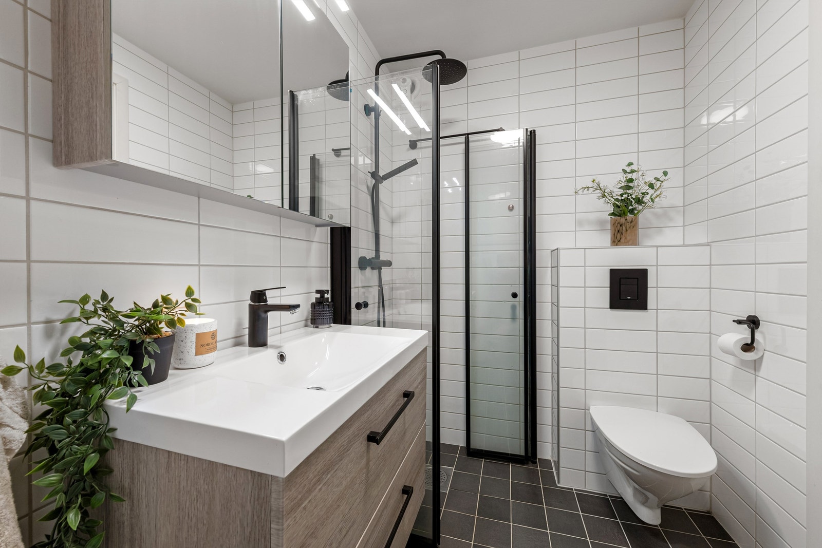 Baderomsinnredning, speilskap og dusjvegger ble montert nytt i 2021. Galleribilde