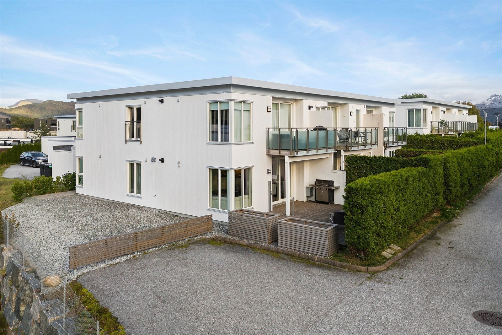 Fellesområdene er pent opparbeidet og vedlikeholdt, fint lagt til rette for å bygge platting på grusplass. Galleribilde