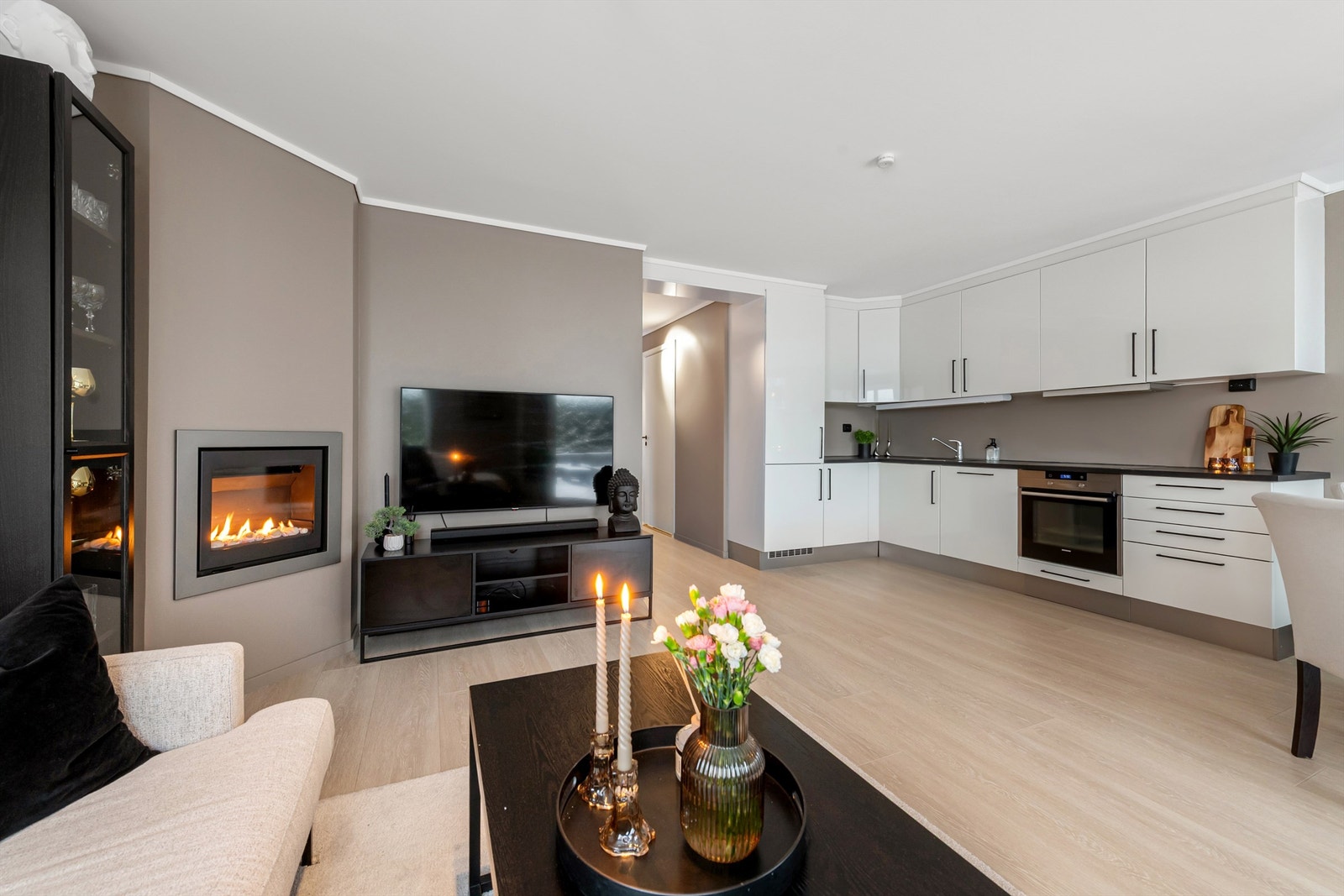 Den stemningsfulle gasspeisen i stuen gir en behagelig varme og atmosfære. Galleribilde