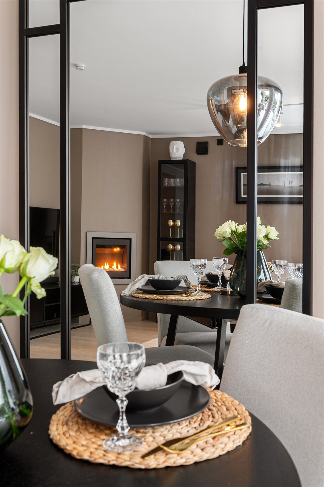 Spiseplassen er praktisk plassert mellom kjøkken og stue. Galleribilde