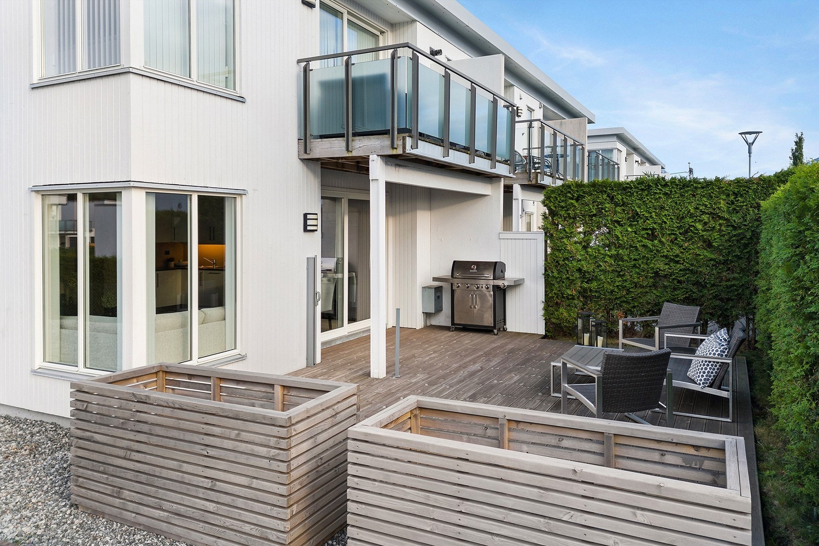 Her er det god plass til både sittegruppe og grill. Galleribilde